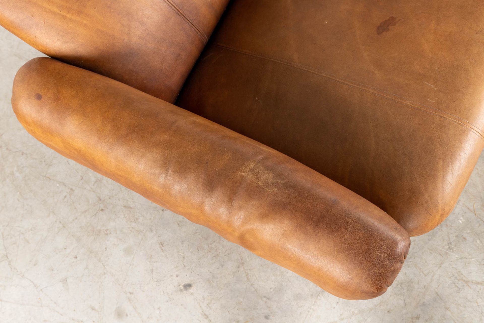 A mid-century lounge chair with ottoman, leather. (D:86 x W:90 x H:96 cm) - Bild 15 aus 15