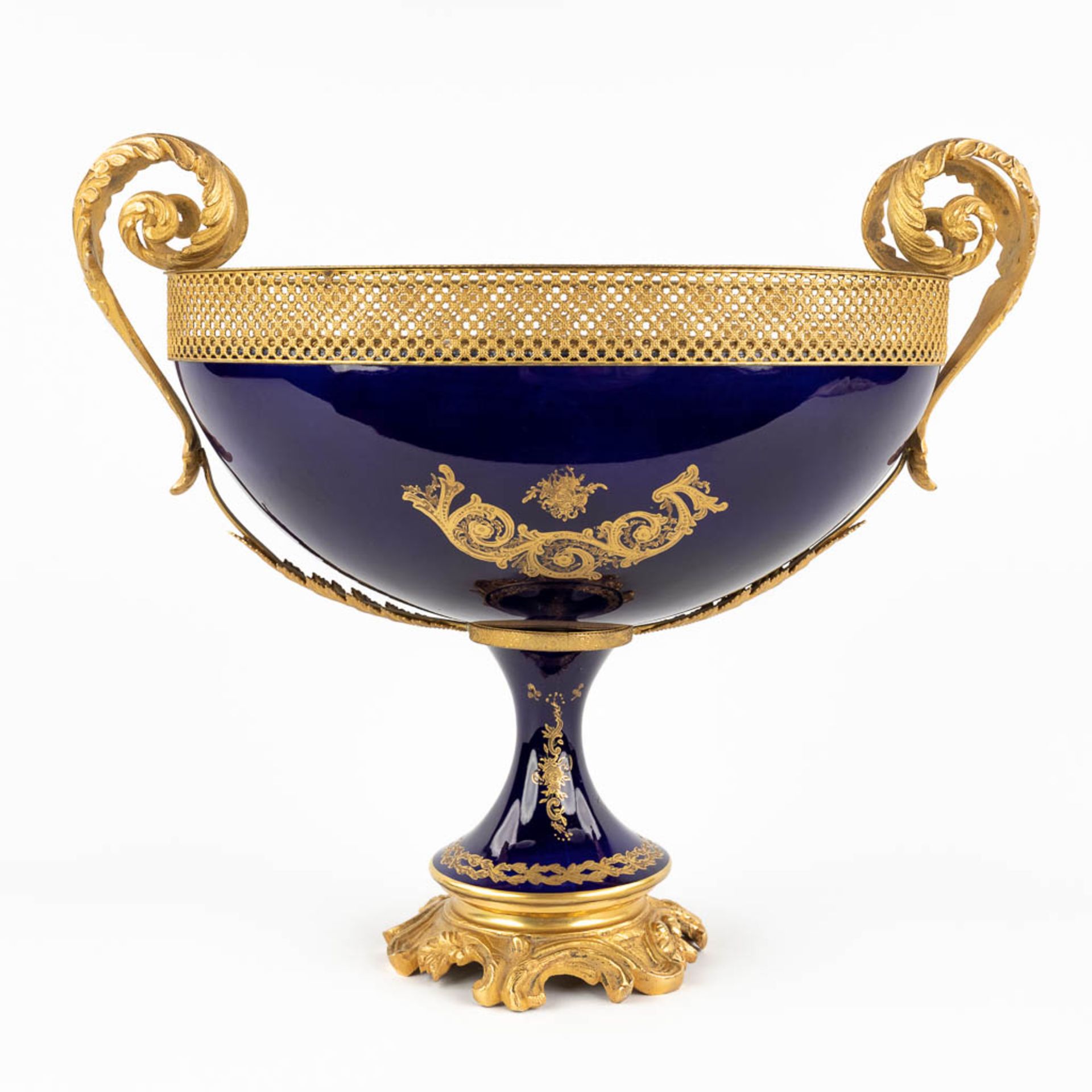 Sèvres, a bowl on a stand, mounted with bronze and hand-painted flower decor. 20th C. (D:24 x W:44 x - Image 5 of 15