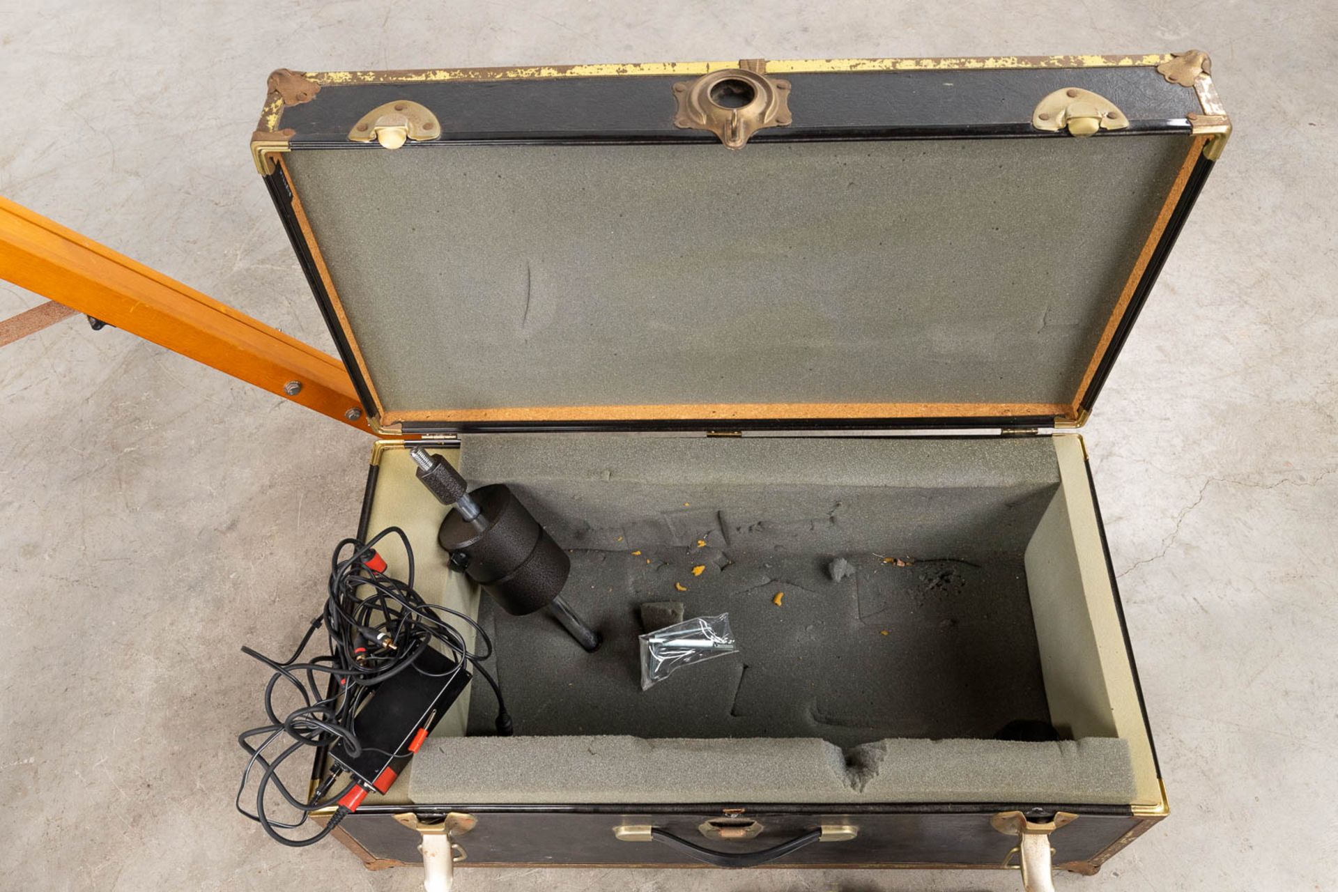 Celestron, a stargazer on a tripod. Including a storage box with accessories. 20th C. (H:137 cm) - Bild 4 aus 15