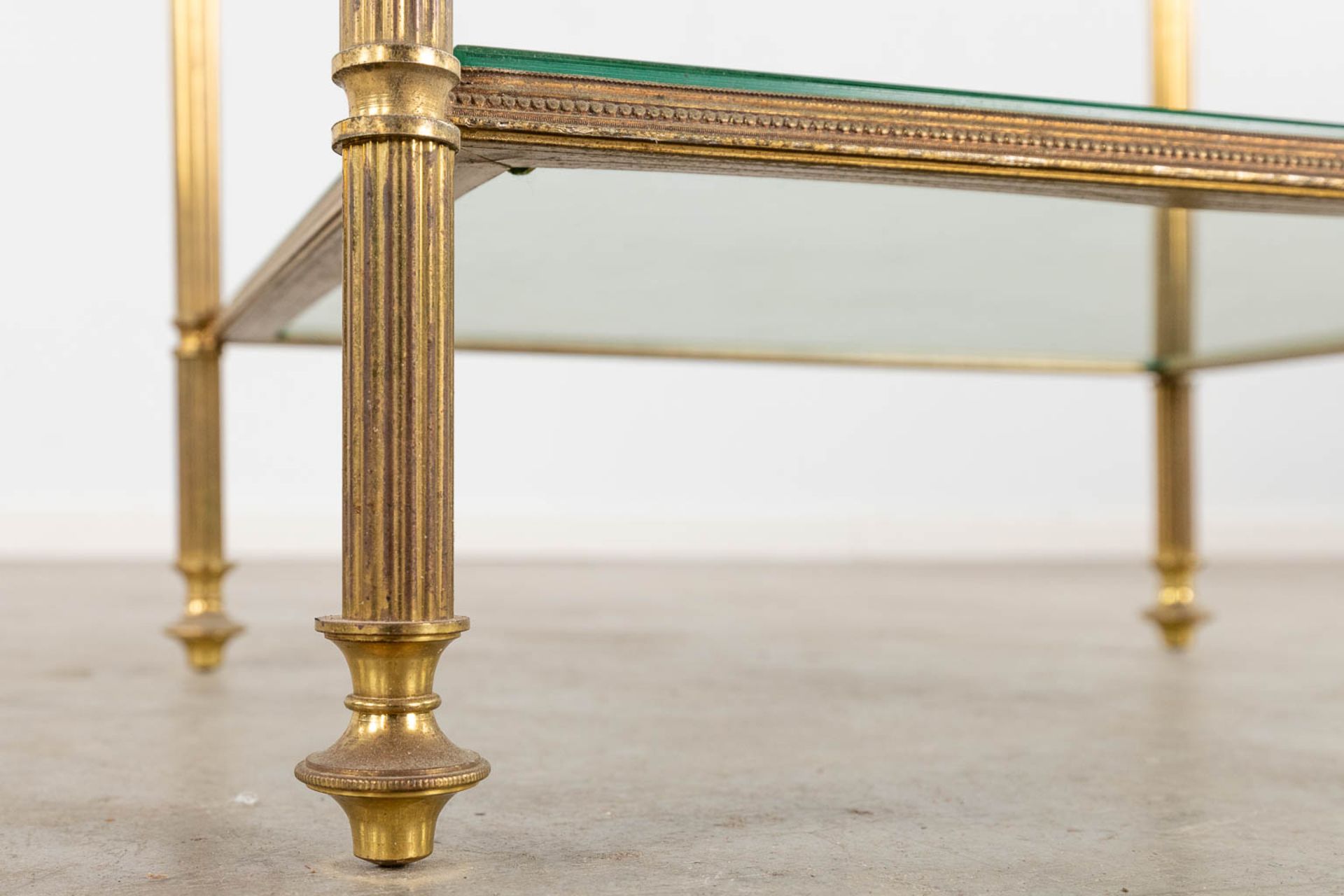 A two-tier side table, brass and glass in the style of Maison Jansen. (D:32 x W:40 x H:70 cm) - Bild 9 aus 9