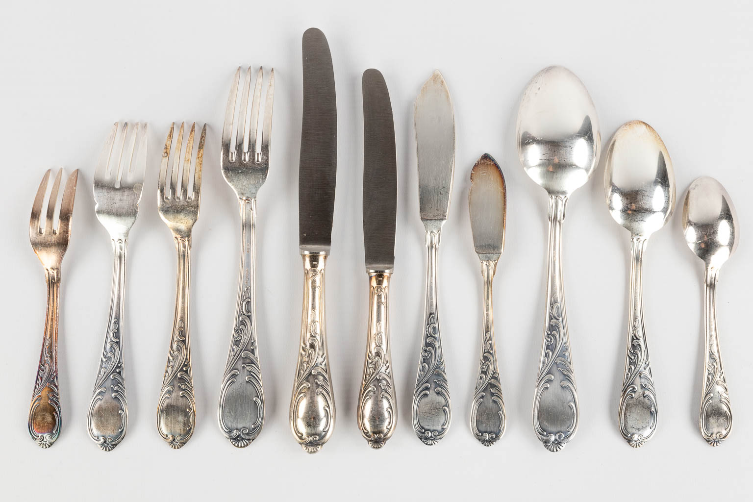 A 134-piece silver-plated cutlery in a storage box. Louis XV style. (D:31 x W:46 x H:24,5 cm) - Image 4 of 17