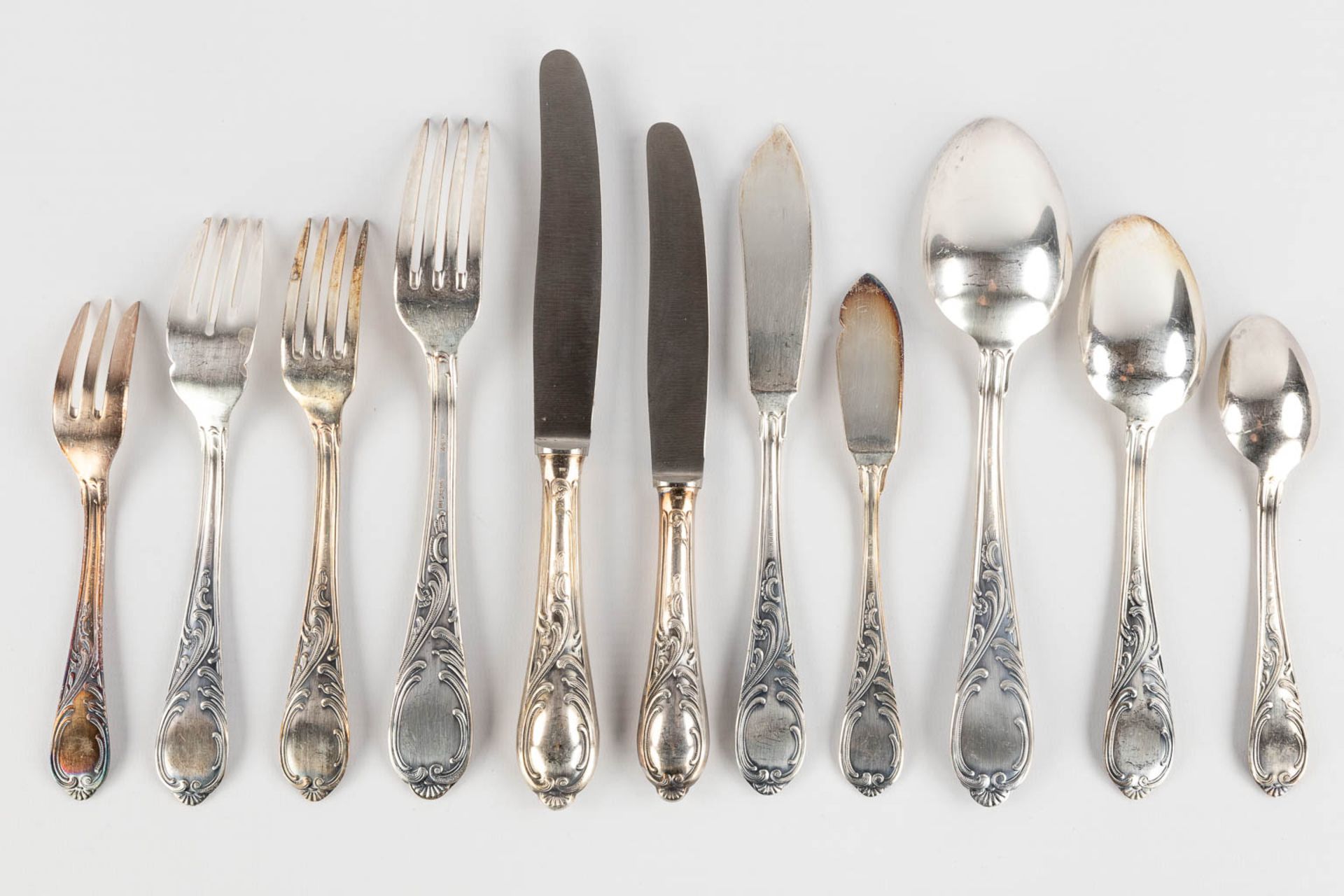 A 134-piece silver-plated cutlery in a storage box. Louis XV style. (D:31 x W:46 x H:24,5 cm) - Bild 4 aus 17
