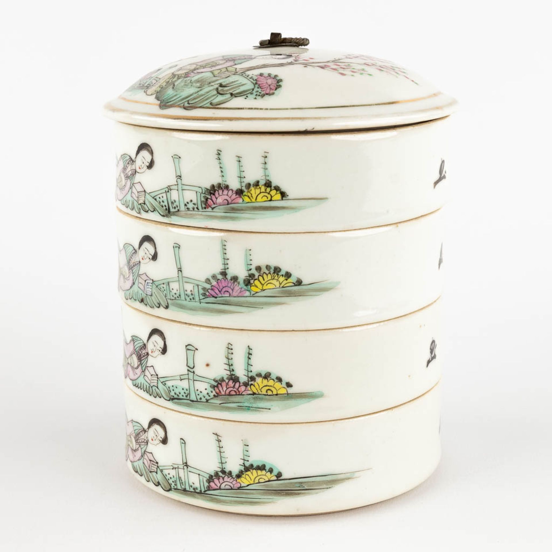 Four stackable Chinese storage pots, decorated with ladies, 19th/20th C. (H:15 x D:12 cm) - Image 7 of 12