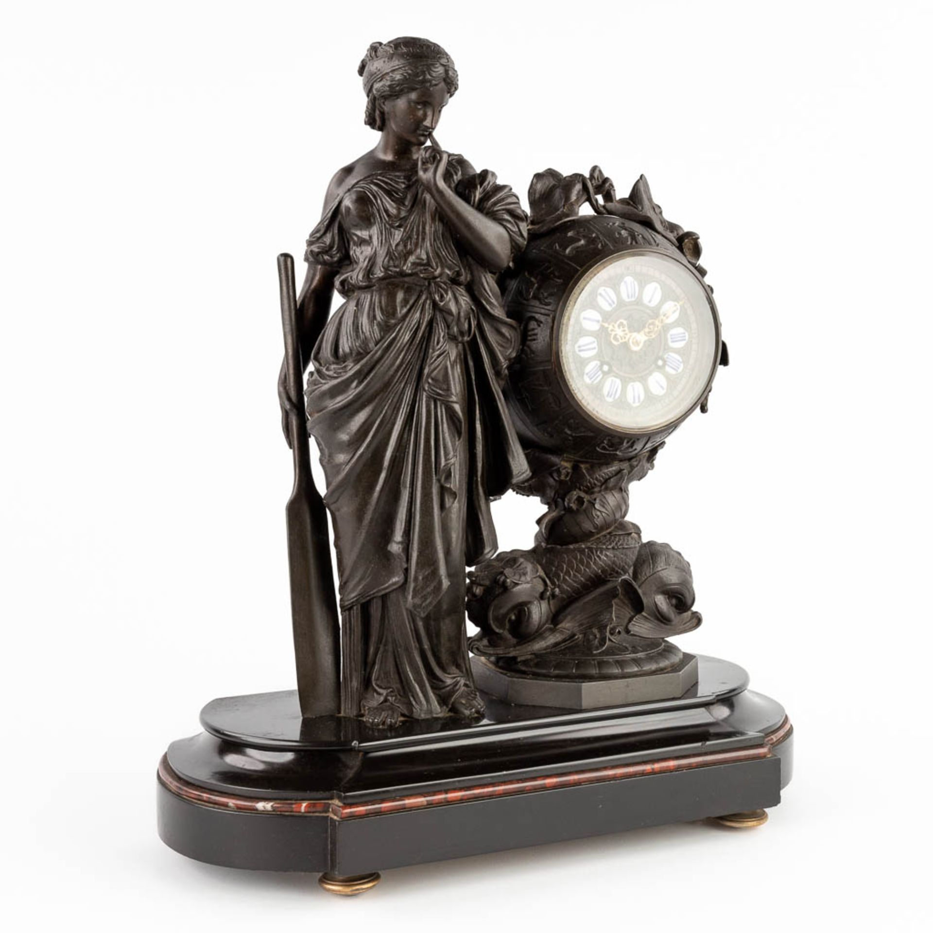 A mantle clock 'Lady with a paddle and zodiac', patinated spelter on marble. 19th C. (D:16 x W:40 x - Image 3 of 11