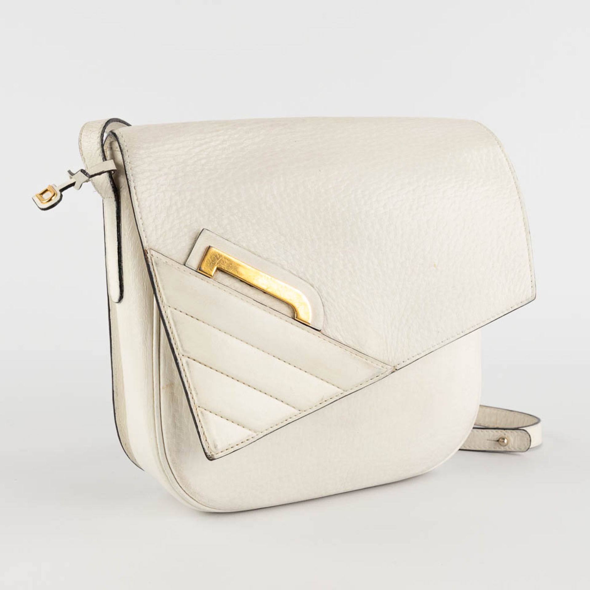 Delvaux, a cross body handbag, white leather. (W:22 x H:22 cm)