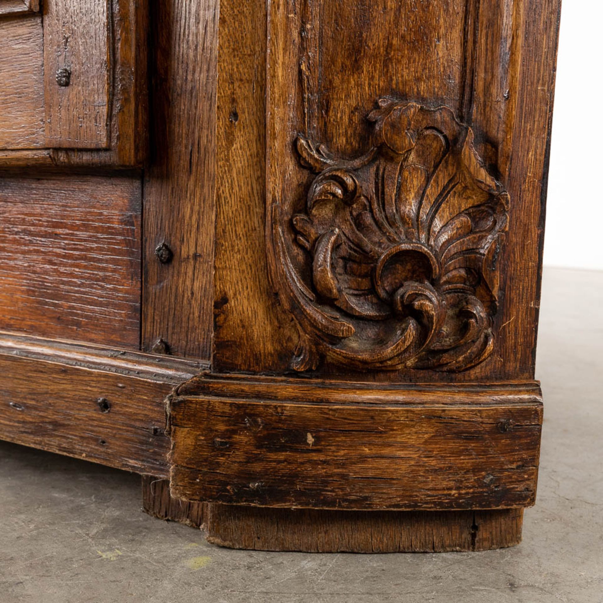 An antique corner cabinet, wood sculptures Louis XV. 19th C. (W:97 x H:203 cm) - Bild 12 aus 16