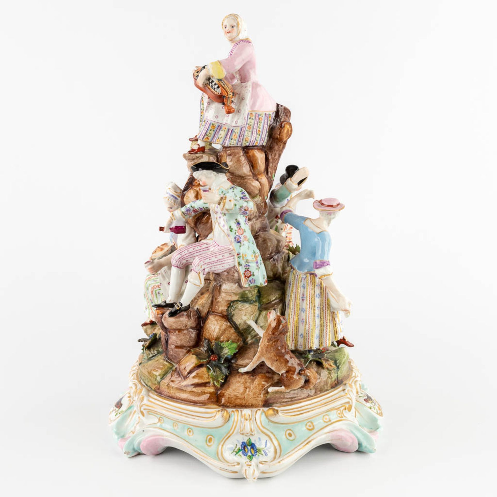 A large polychrome porcelain group with a 'Hurdy Gurdy'. 19th C. (D:22 x W:25 x H:34 cm) - Bild 4 aus 18