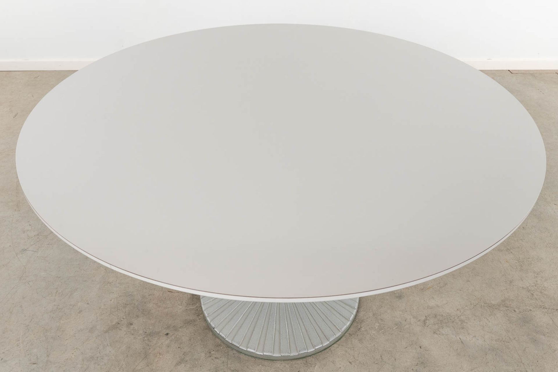 Peter NOEVER (XX-XXI) 'Round Table' for Zanotta. (H:73 x D:128 cm) - Image 3 of 9