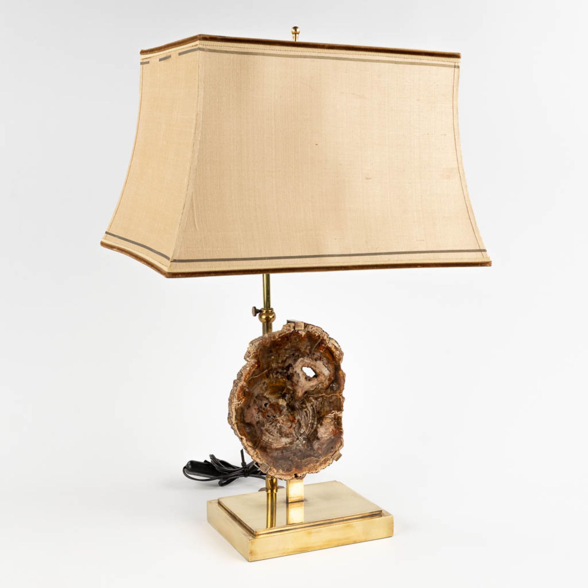 A table lamp with a fossilized tree trunk, circa 1980. (H:57 cm)