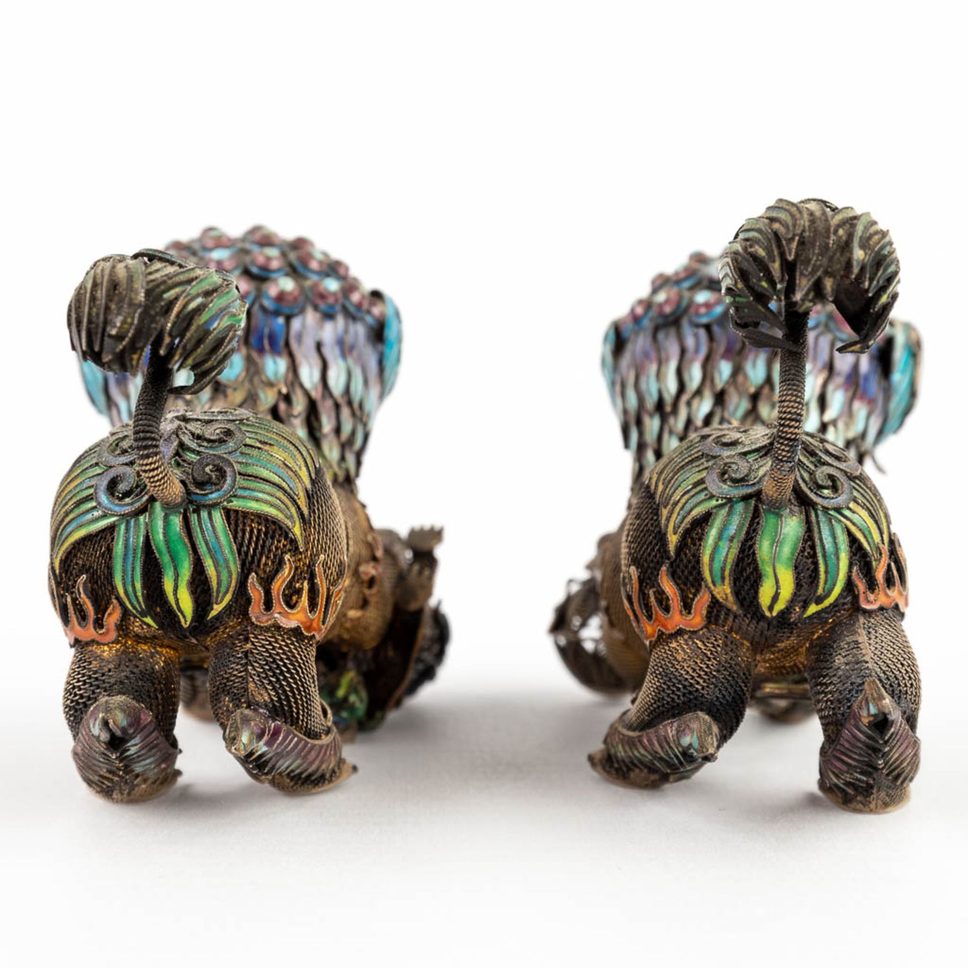 A pair of foo dogs, filigree silver finished with enamel. 20th C. 251g. (D:4 x W:10,5 x H:7 cm) - Bild 5 aus 14