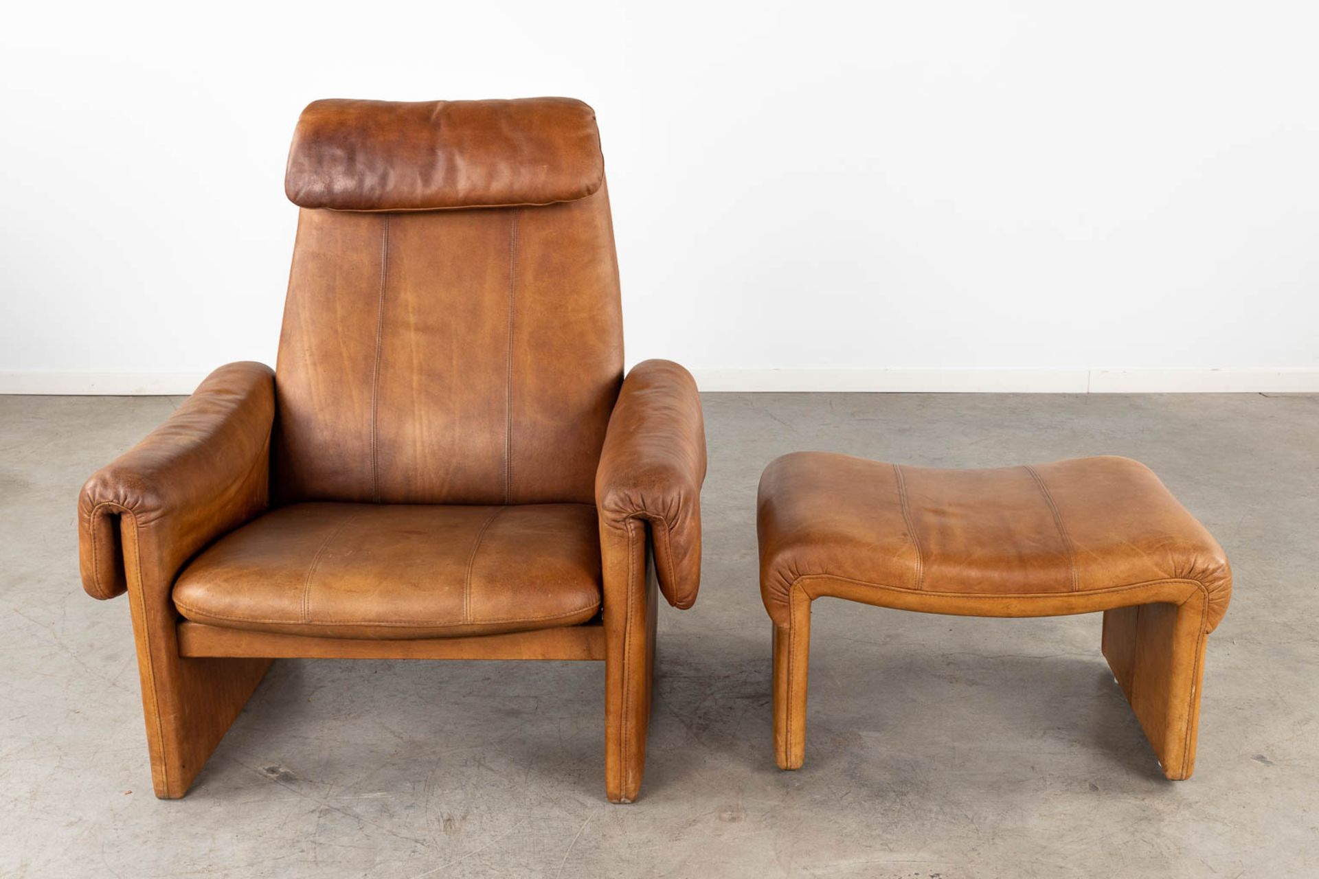 A mid-century lounge chair with ottoman, leather. (D:86 x W:90 x H:96 cm) - Bild 4 aus 15