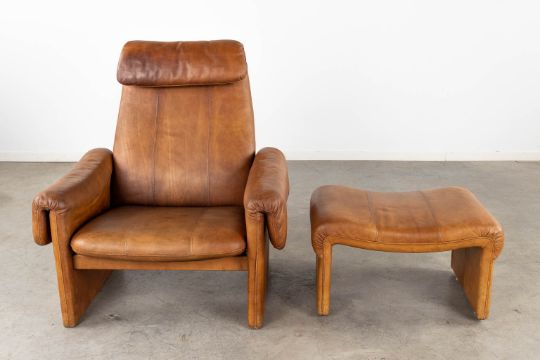 A mid-century lounge chair with ottoman, leather. (D:86 x W:90 x H:96 cm) - Image 4 of 15