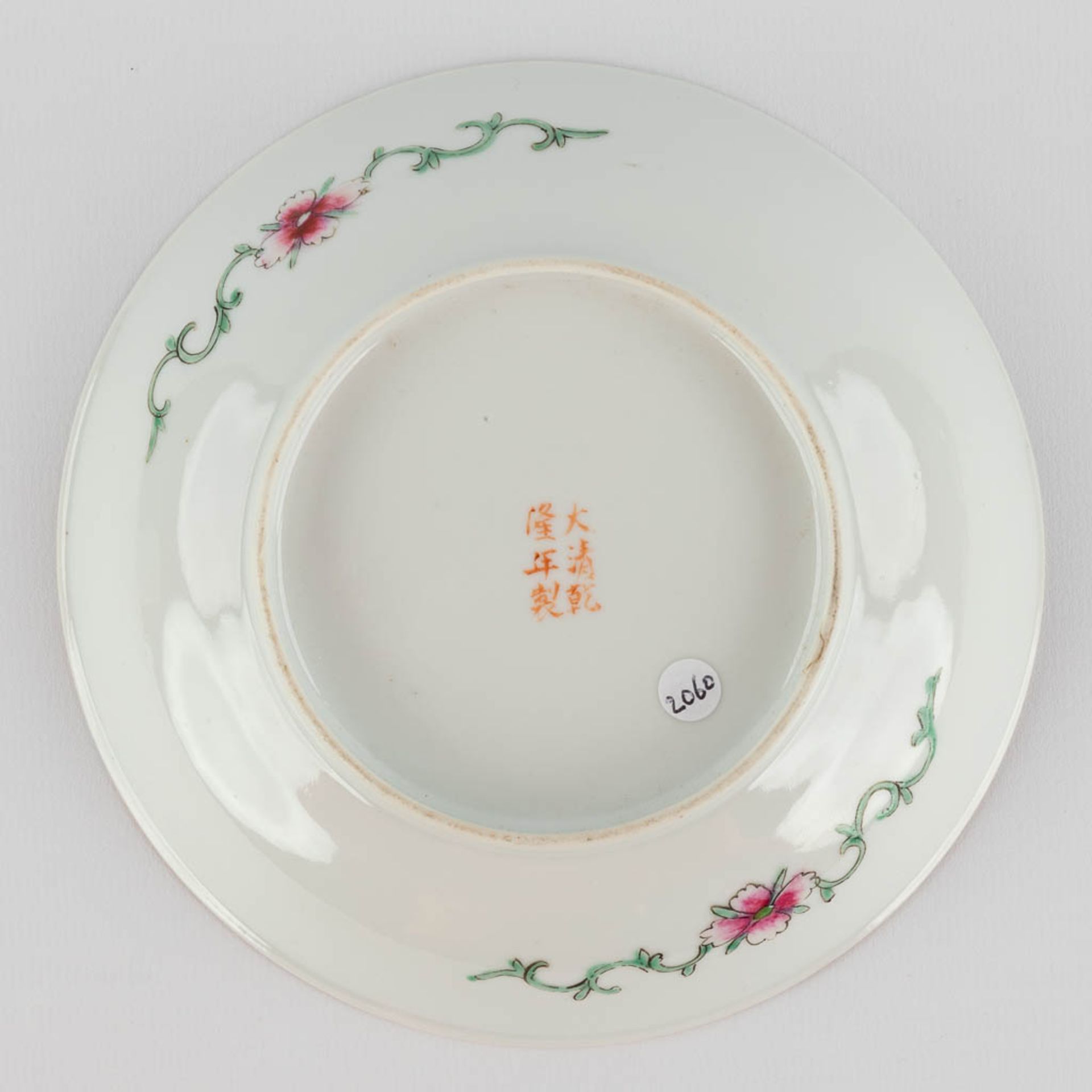 A Chinese plate 'Mille Fleurs', Qianlong mark. 19th/20th C. (D:14,5 cm) - Image 6 of 8