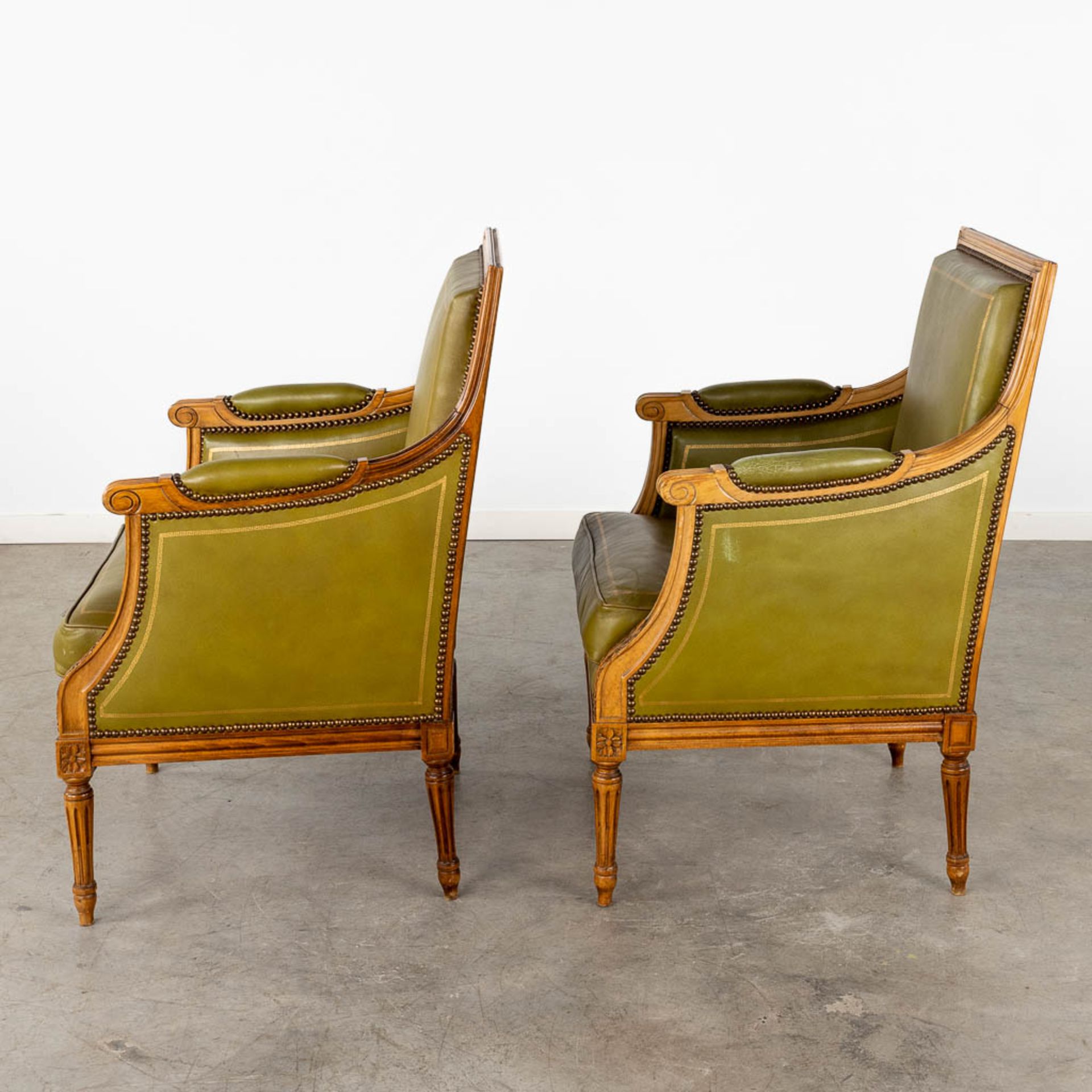 A pair of Louis XVI style armchairs, wood and olive green leather. Circa 1970. (D:61 x W:60 x H:90 c - Image 6 of 11