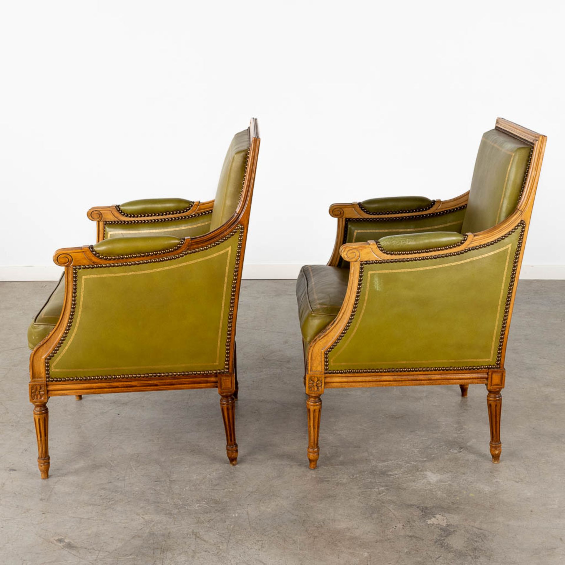 A pair of Louis XVI style armchairs, wood and olive green leather. Circa 1970. (D:61 x W:60 x H:90 c - Bild 6 aus 11