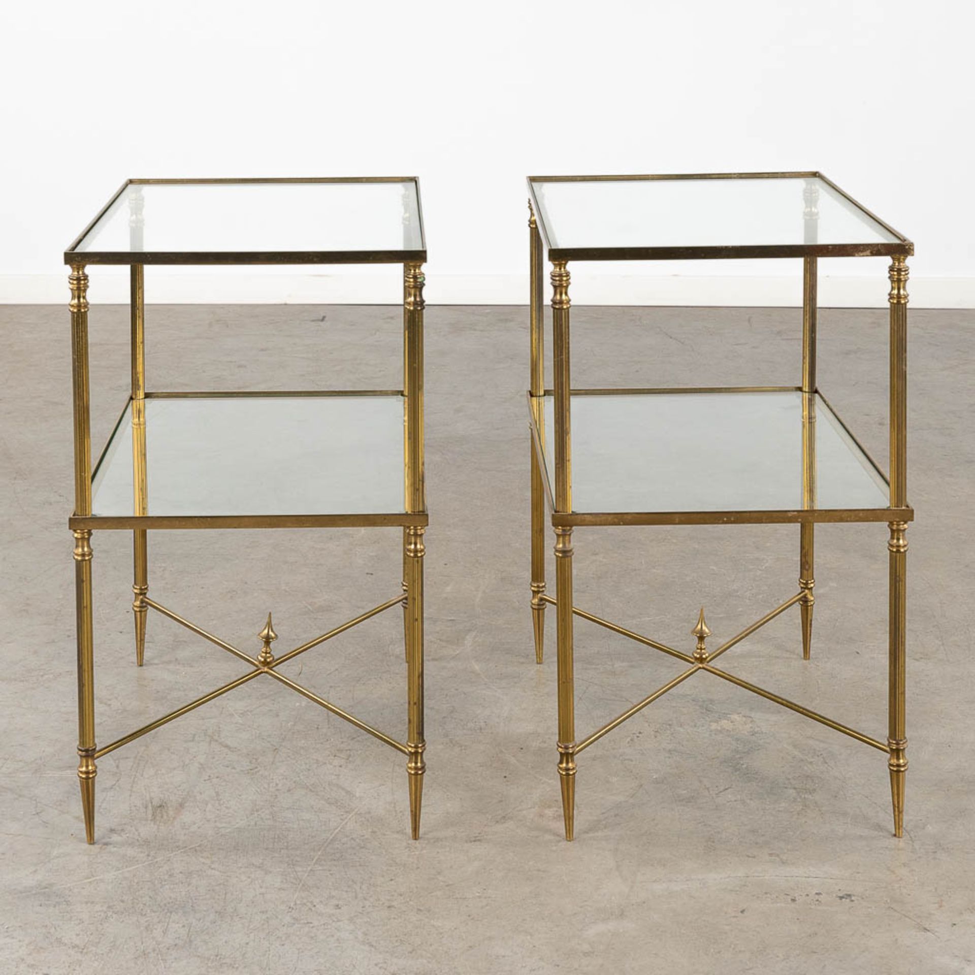 A pair of two-tier side tables, brass and glass in the style of Maison Jansen. (D:35 x W:50 x H:60 c - Bild 6 aus 10