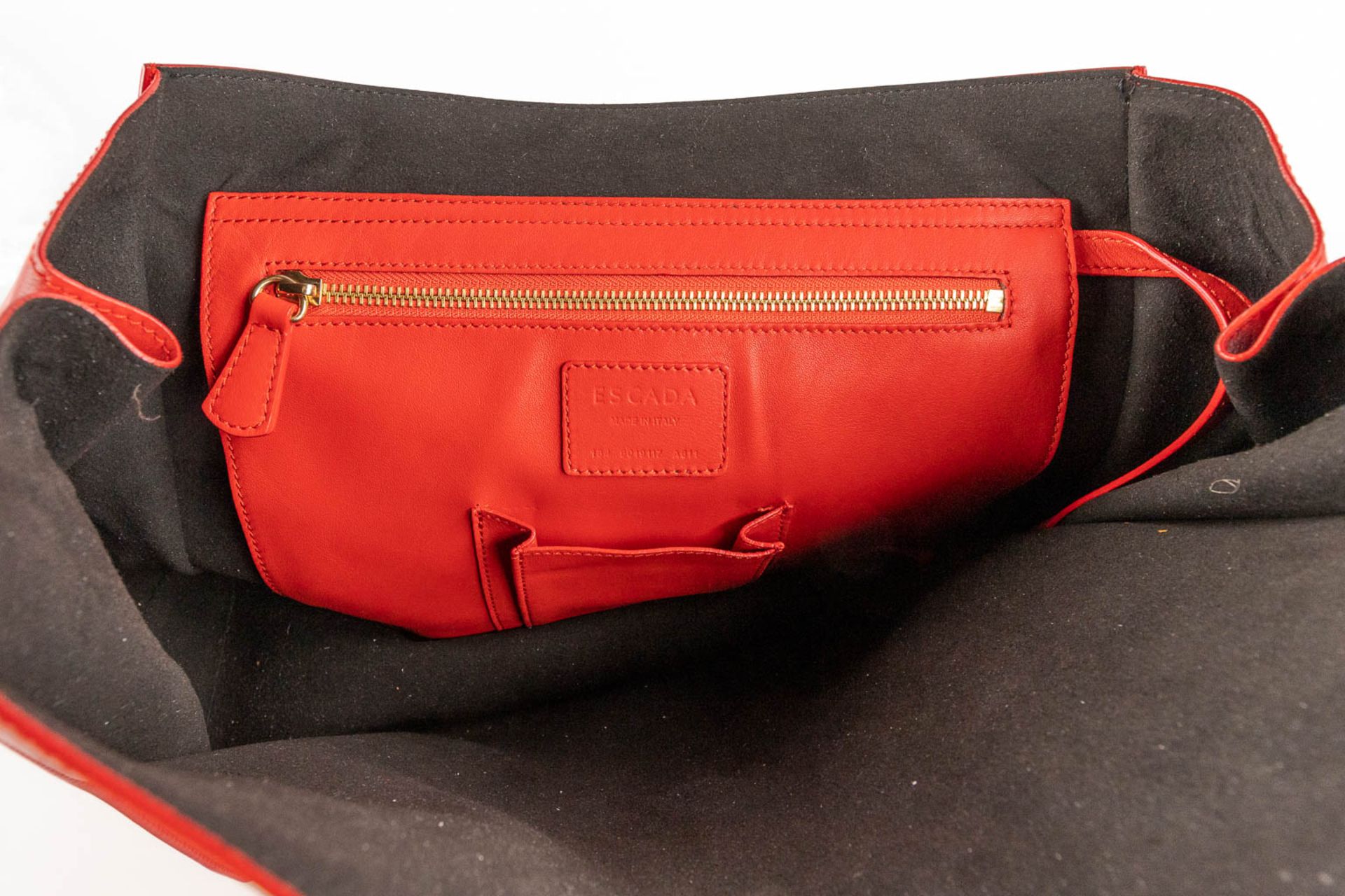 Escada, a handbag made of red leather. (W:33 x H:28 cm) - Bild 15 aus 17