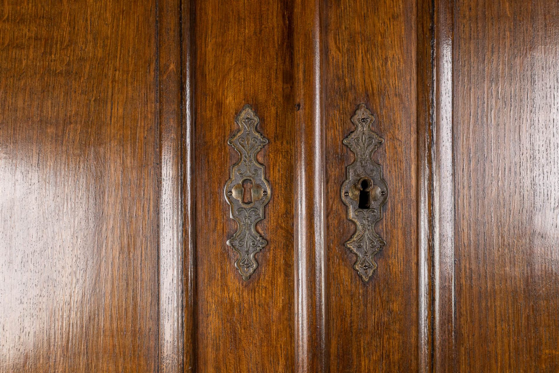 An antique Deux Corps Louis Philippe cabinet, oak. 19th C (D:57 x W:150 x H:225 cm) - Image 8 of 11