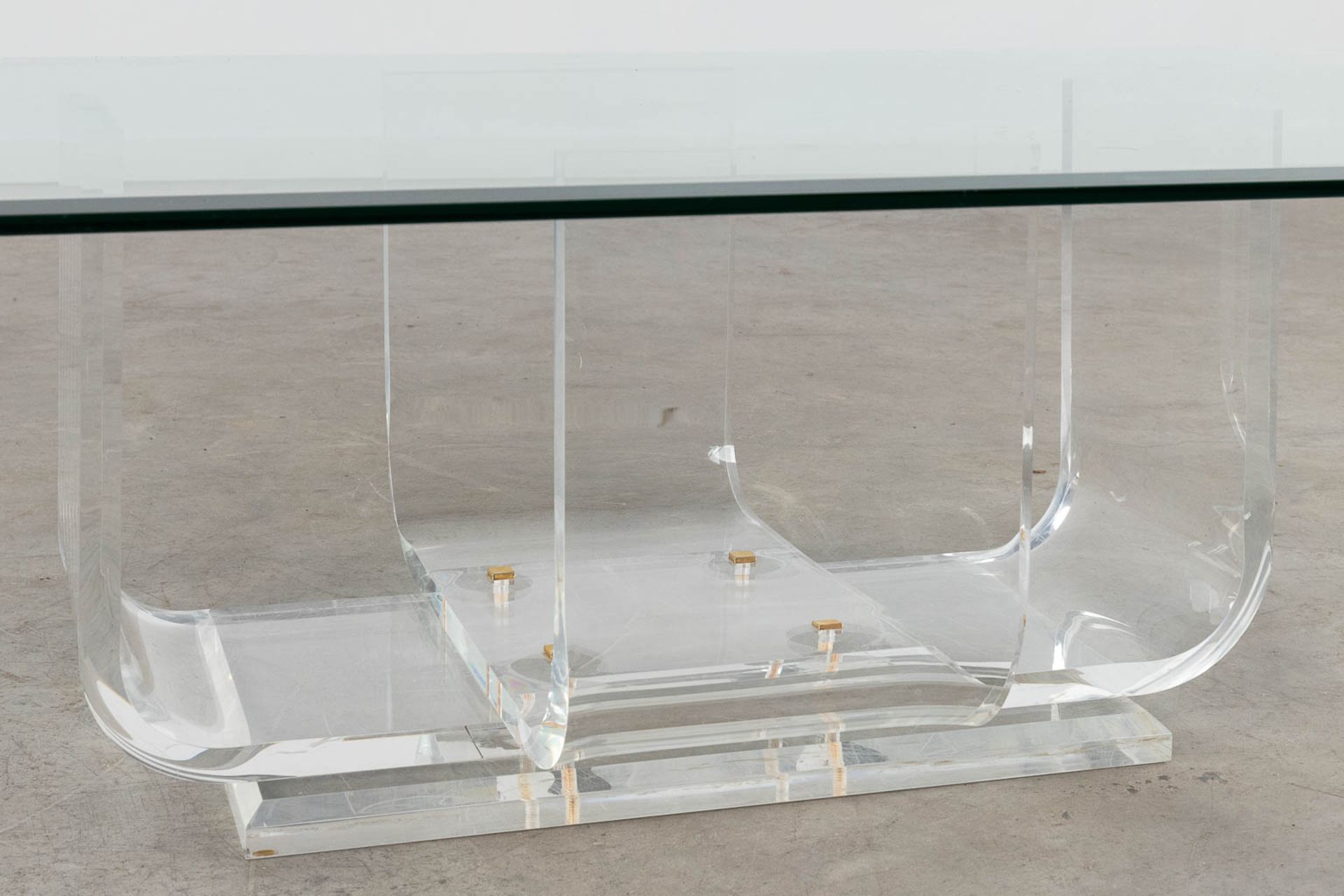 A coffee table, acrylic and glass. 20th C. (D:80 x W:140 x H:37 cm) - Bild 4 aus 9