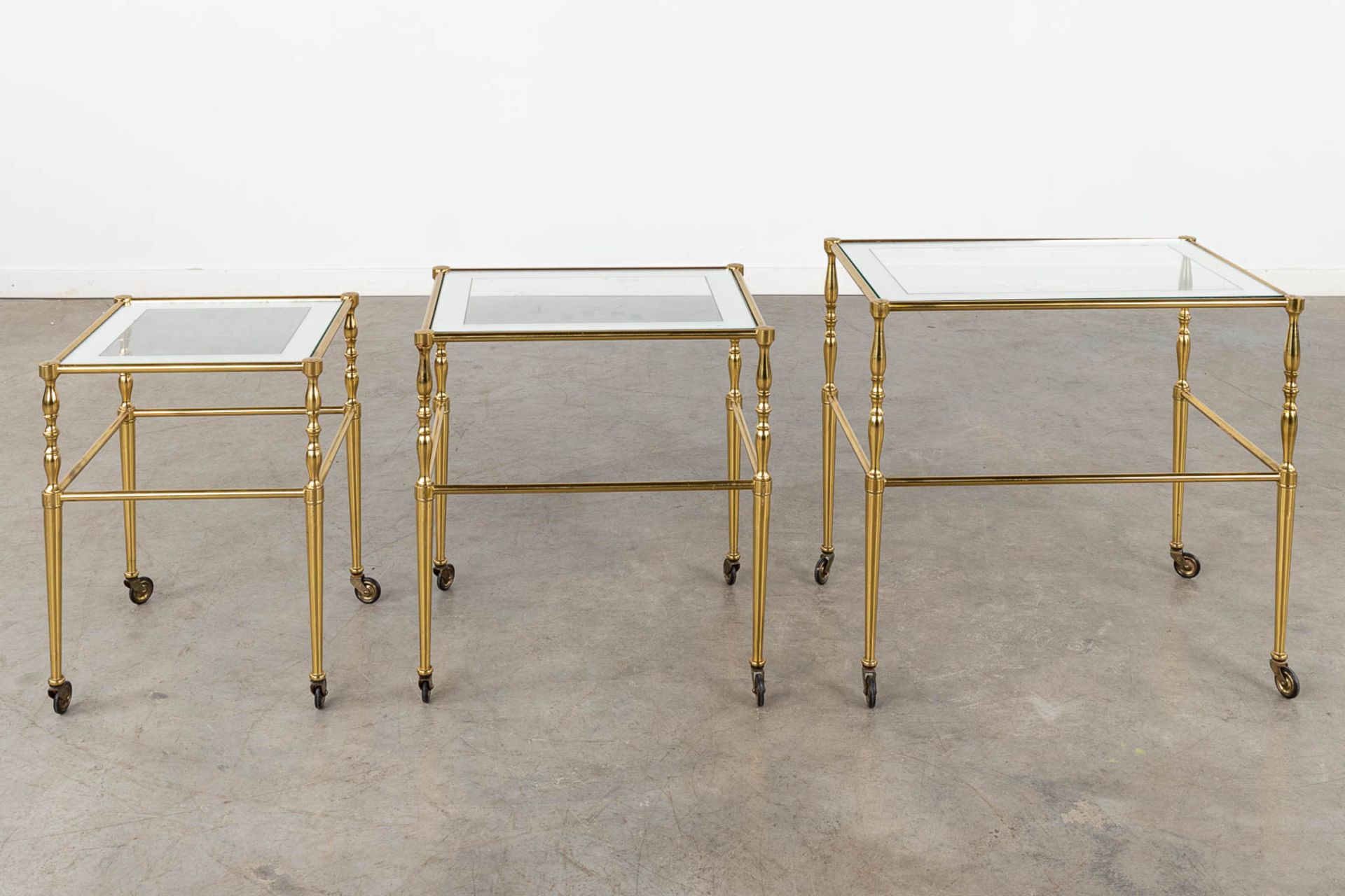 A set of nesting tables, brass and glass. 20th C. (D:39 x W:56 x H:52 cm) - Image 6 of 11
