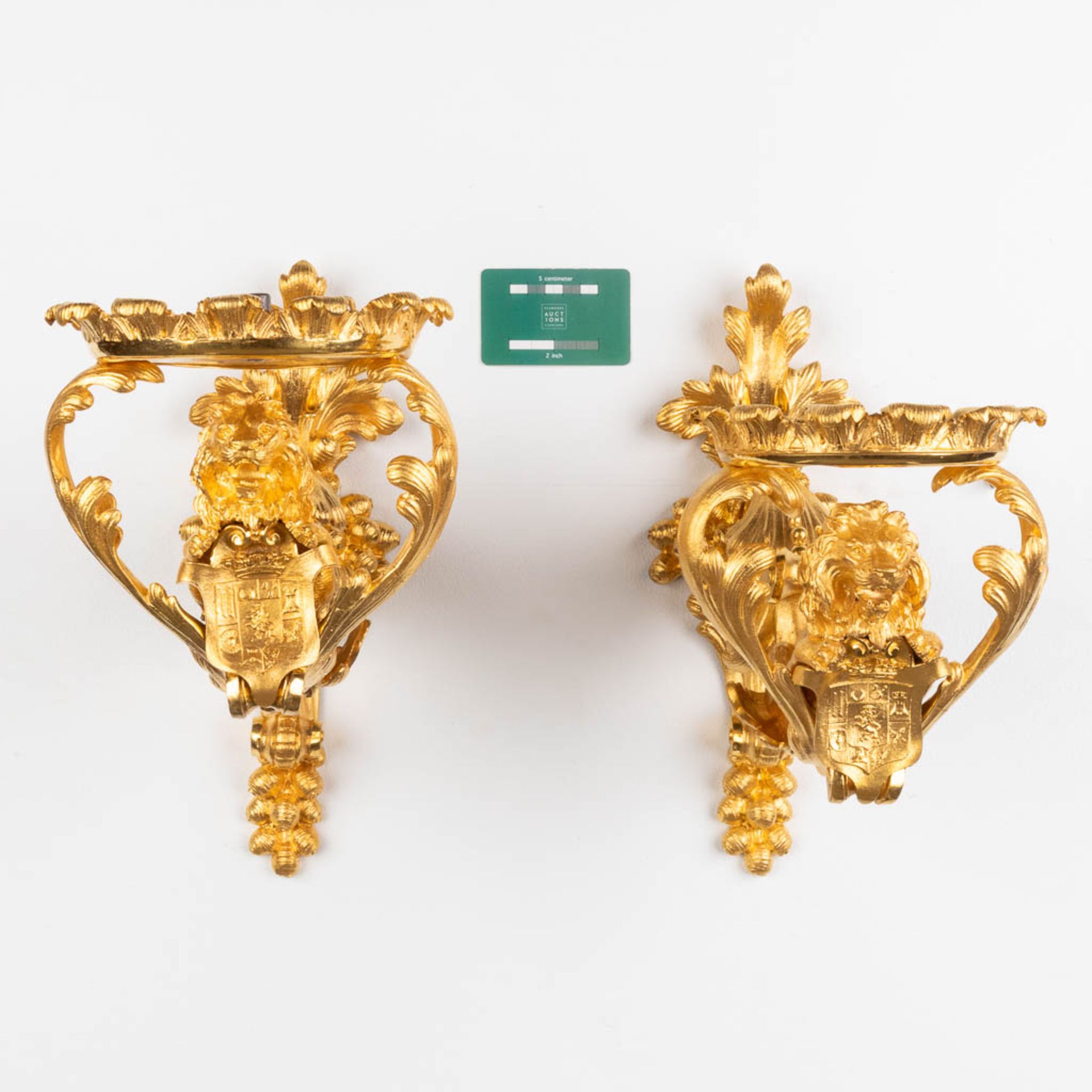 A pair of wall lamp or candle holders, lions with a heraldic image. Gilt bronze. Circa 1900. (D:35 x - Image 2 of 12