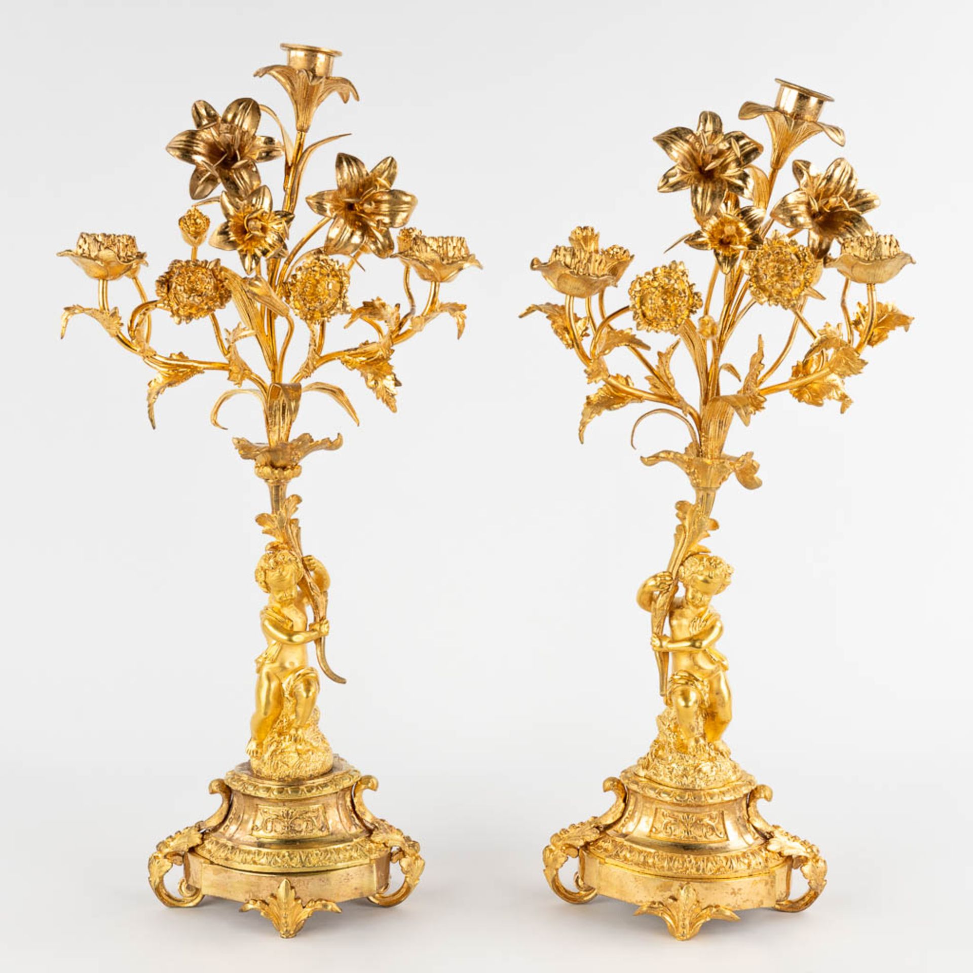 A pair of candelabra with putti, gilt bronze. Circa 1900. (W:22 x H:50 cm) - Bild 3 aus 13