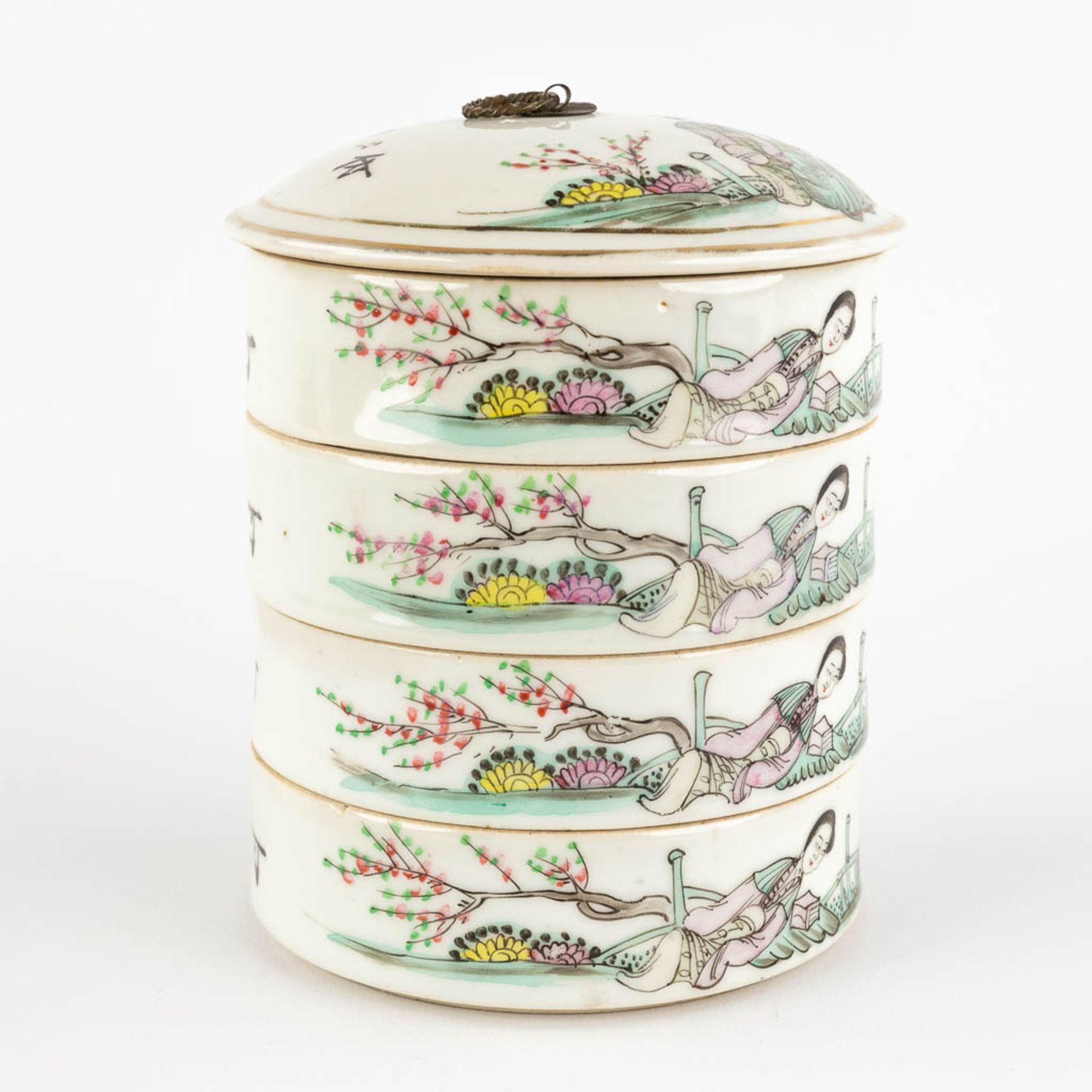 Four stackable Chinese storage pots, decorated with ladies, 19th/20th C. (H:15 x D:12 cm) - Image 3 of 12