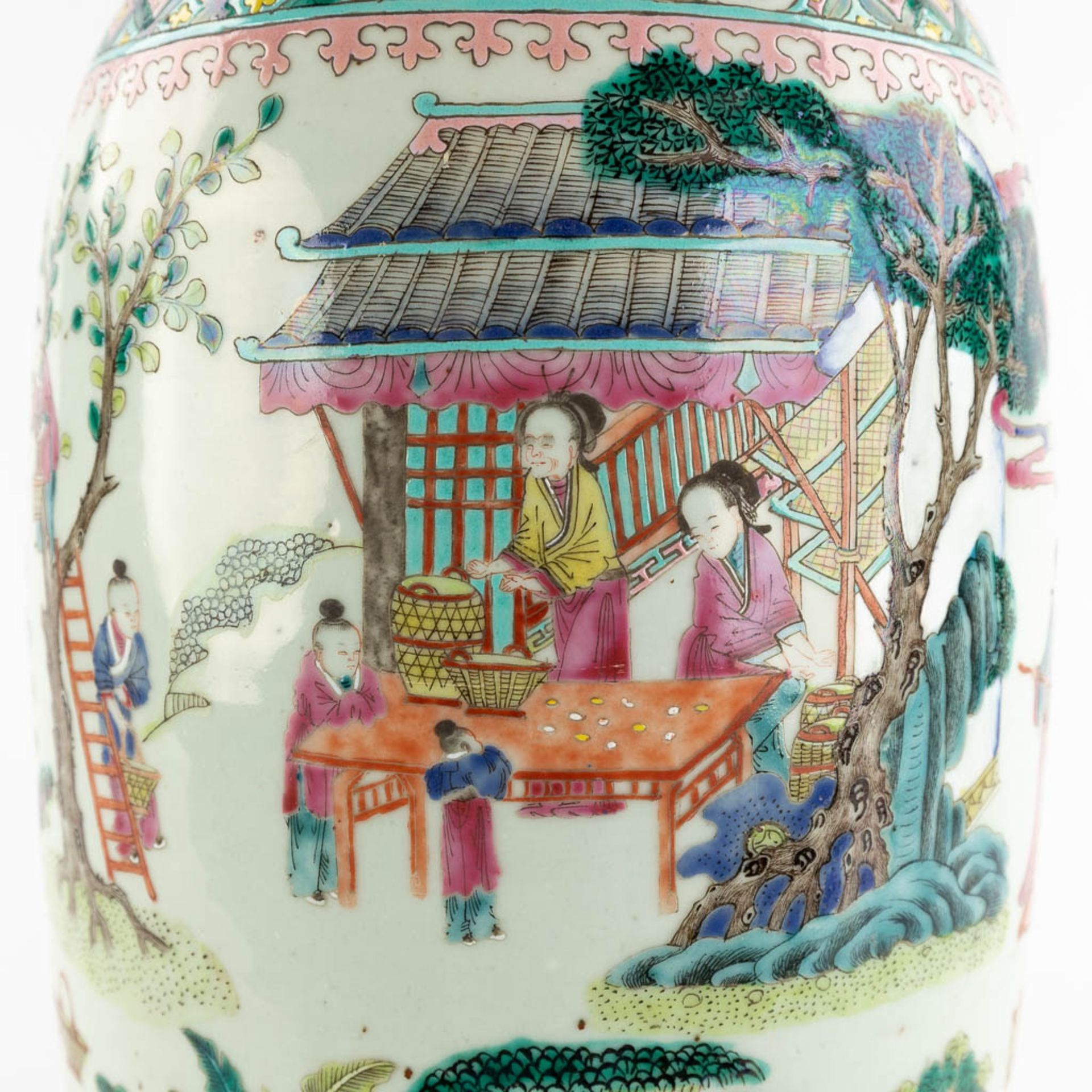 A pair of Chinese Famille Verte vases decorated with workers in the garden. 19th C. (H:59 x D:21 cm) - Bild 12 aus 14