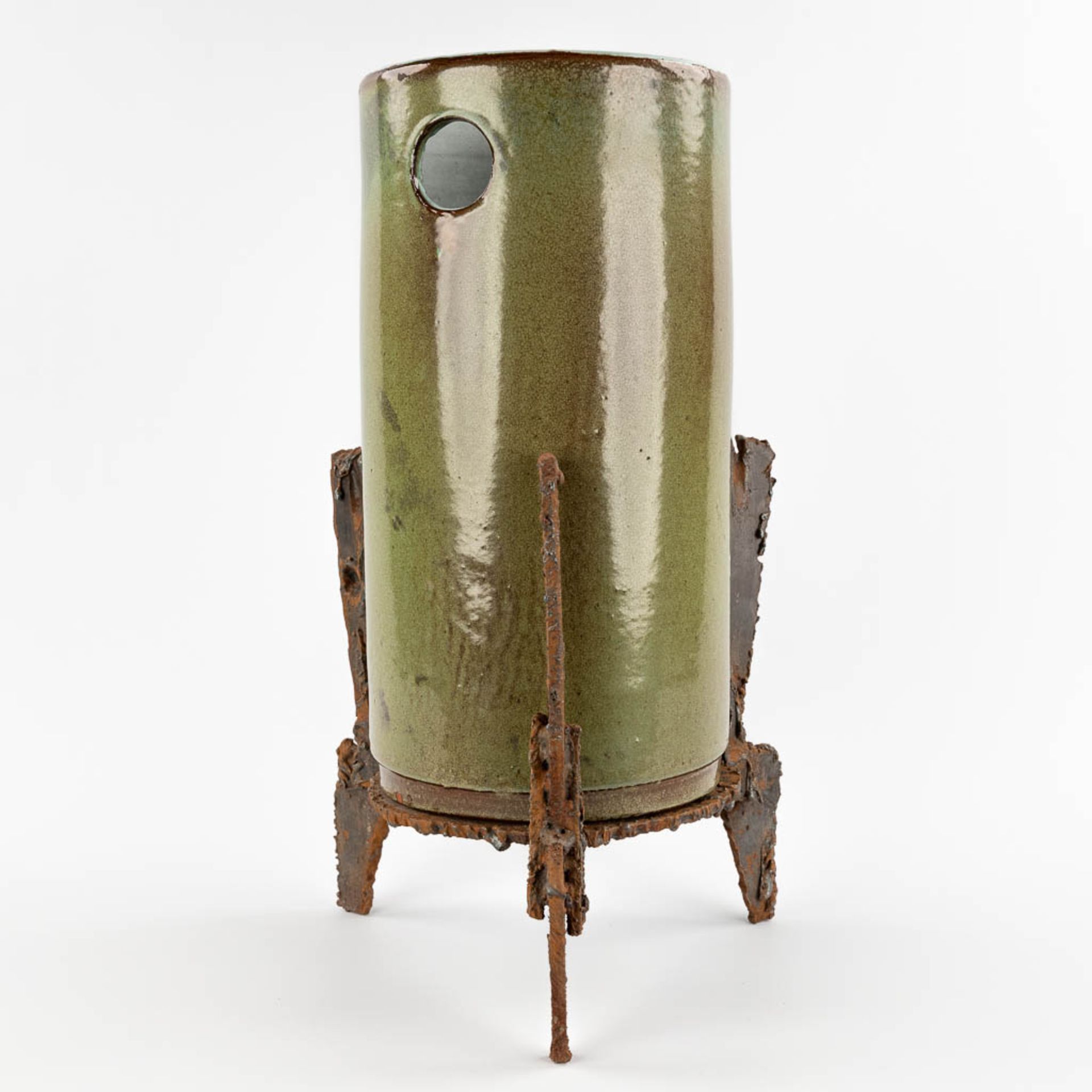 Rogier VANDEWEGHE & Pia MANU, vase in a metal stand. Glazed ceramics for Amphora. (D:26 x W:28 x H:5