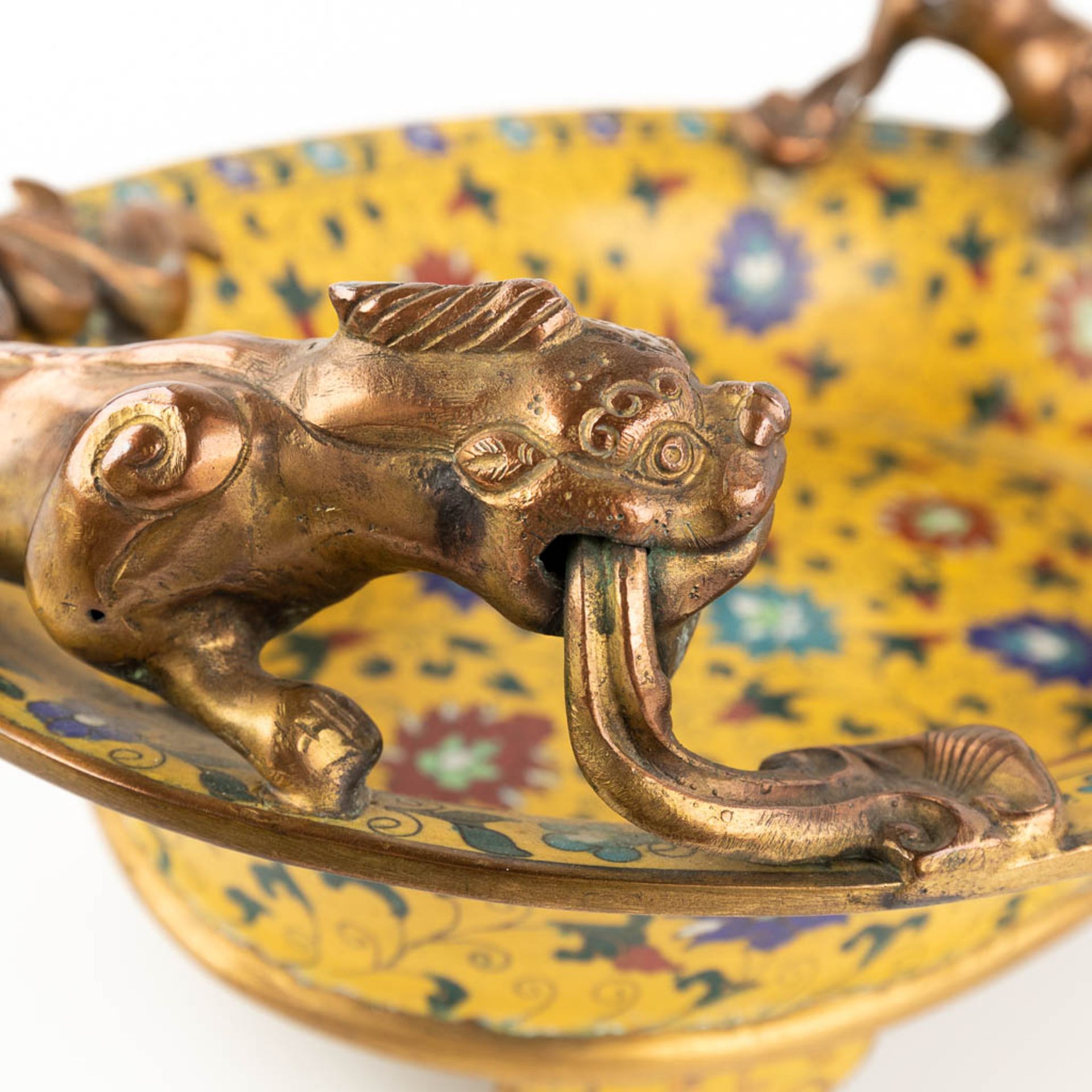A Chinese cloisonné bronze bowl, mounted with dragons and finished with floral decor. (D:25,5 x W:36 - Image 13 of 13