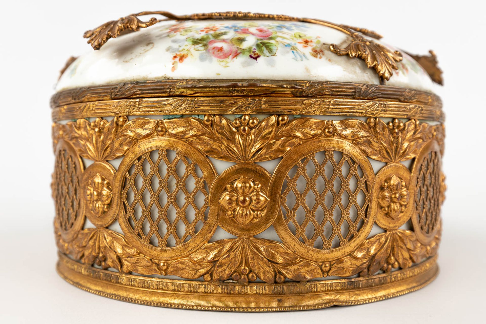 A porcelain Jewelry box, porcelain mounted with bronze. hand-painted flower decor. (H:12 x D:21 cm) - Image 9 of 12