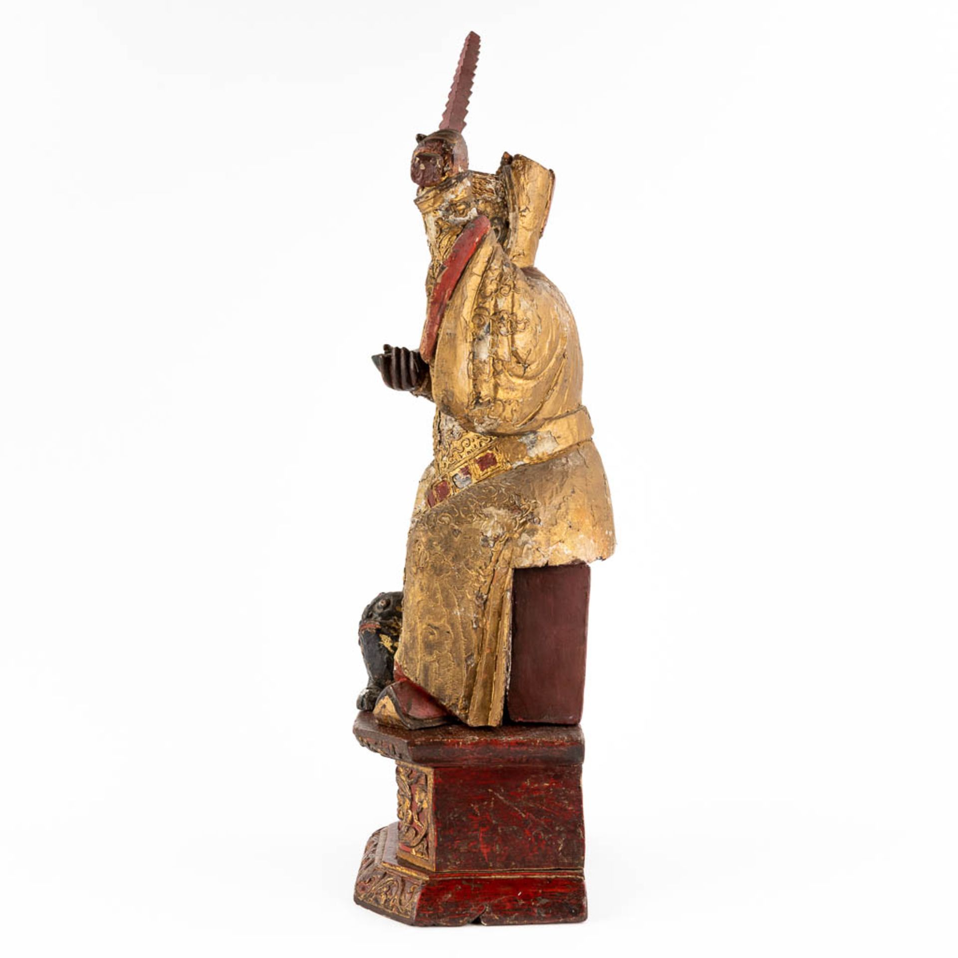 A Chinese antique figurine of a warrior, gilt and polychrome wood sculpture, 18th/19th C. (D:20 x W: - Bild 4 aus 19