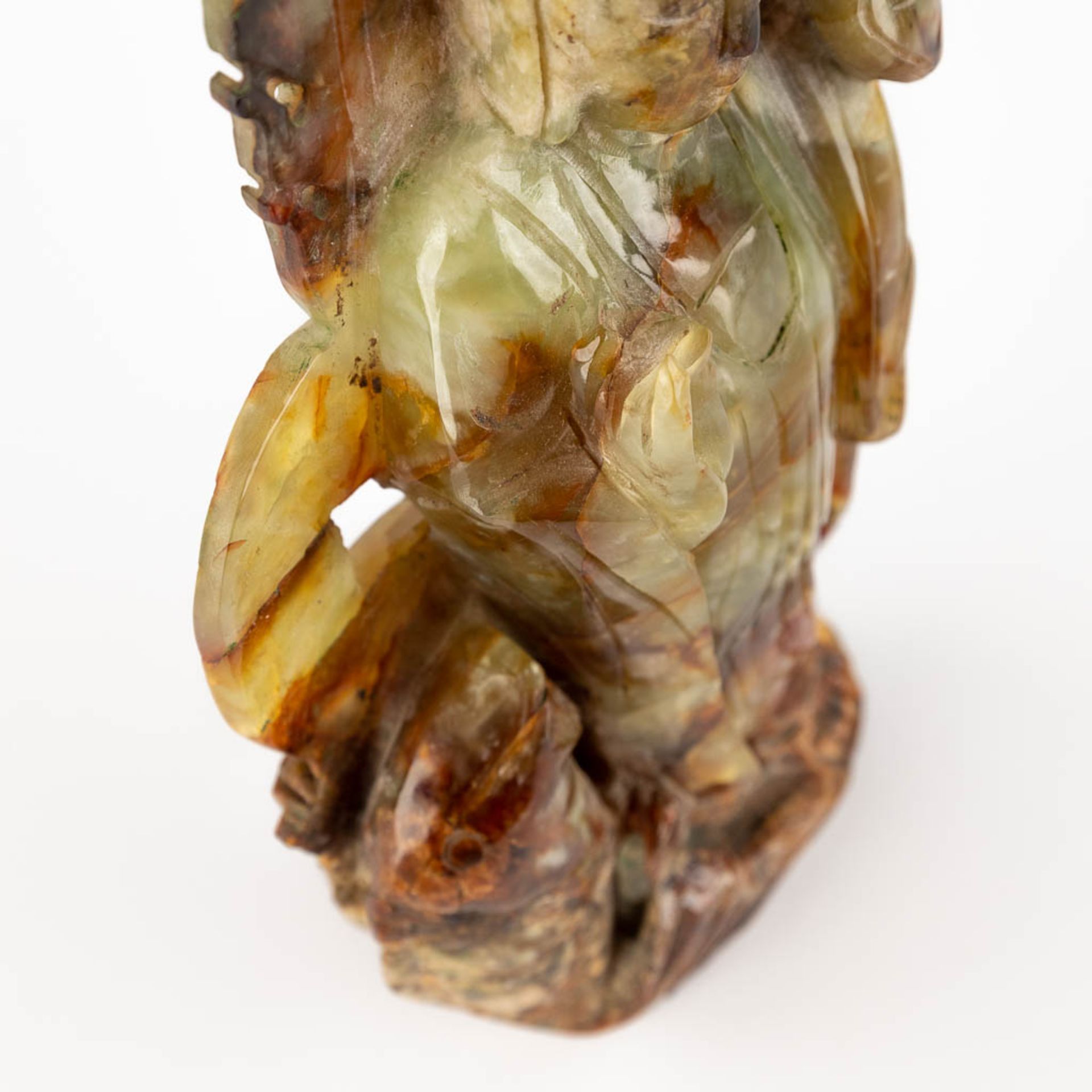 A Chinese sculpture of Guanyin, Jadeite. 20th C. (H:22 cm) - Image 11 of 11