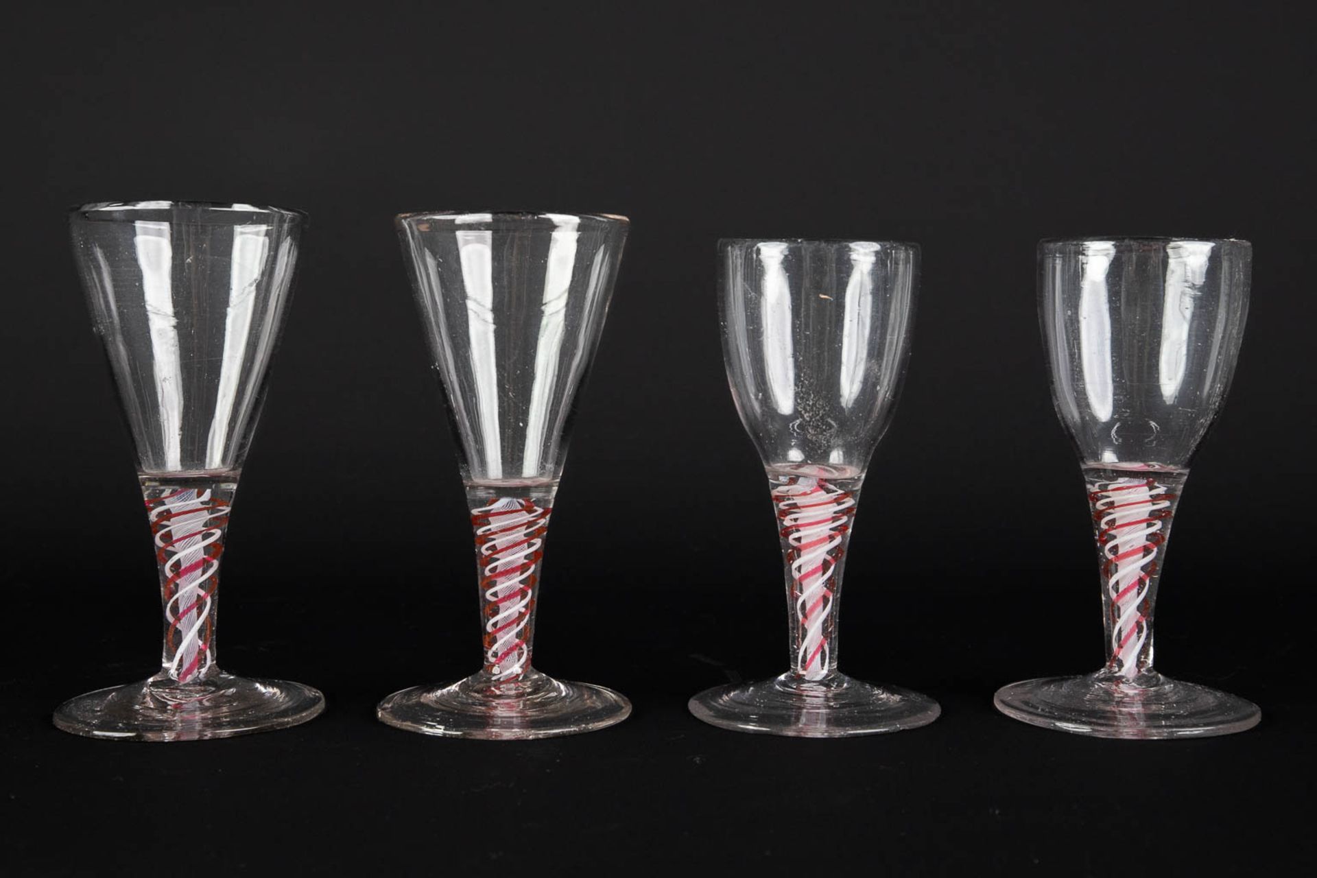 A large collection of antique glasses, Spiraalglazen. 18th/19th C. (H:18 cm) - Bild 15 aus 15