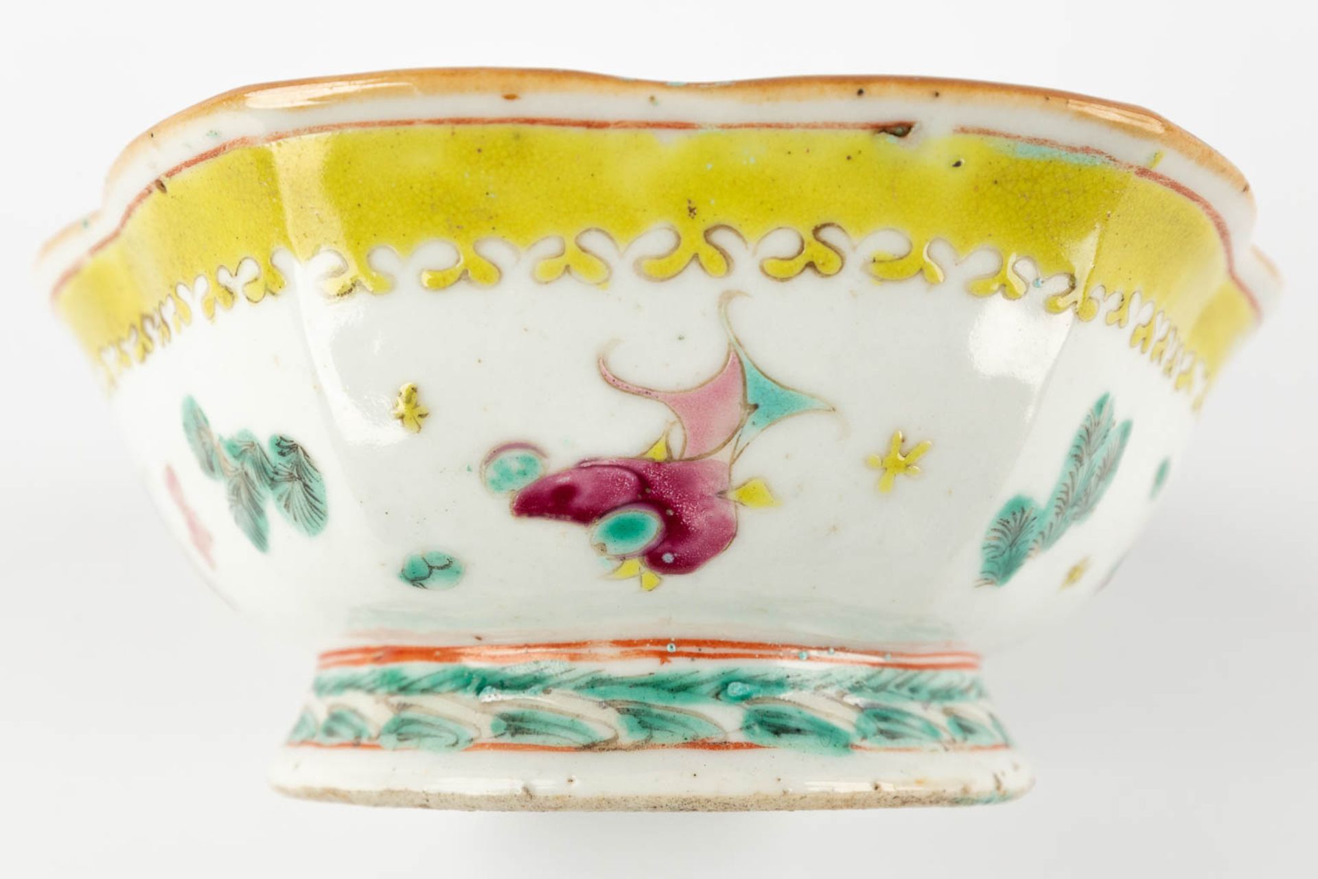 A Chinese bowl decorated with koi, 19th/20th C. (H:6,5 x D:16,5 cm) - Image 10 of 10