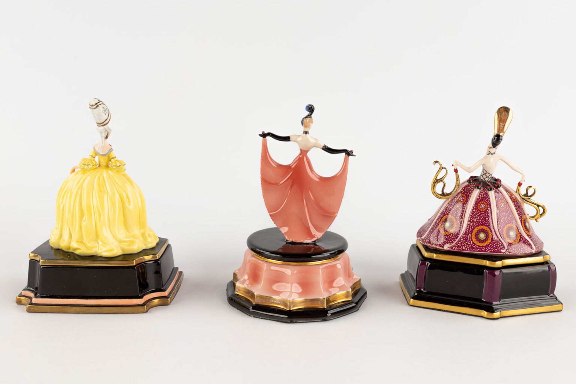 The Franklin Mint, Six porcelain music boxes with dancing figurines. 20th C. (H:12,5 cm) - Image 13 of 20