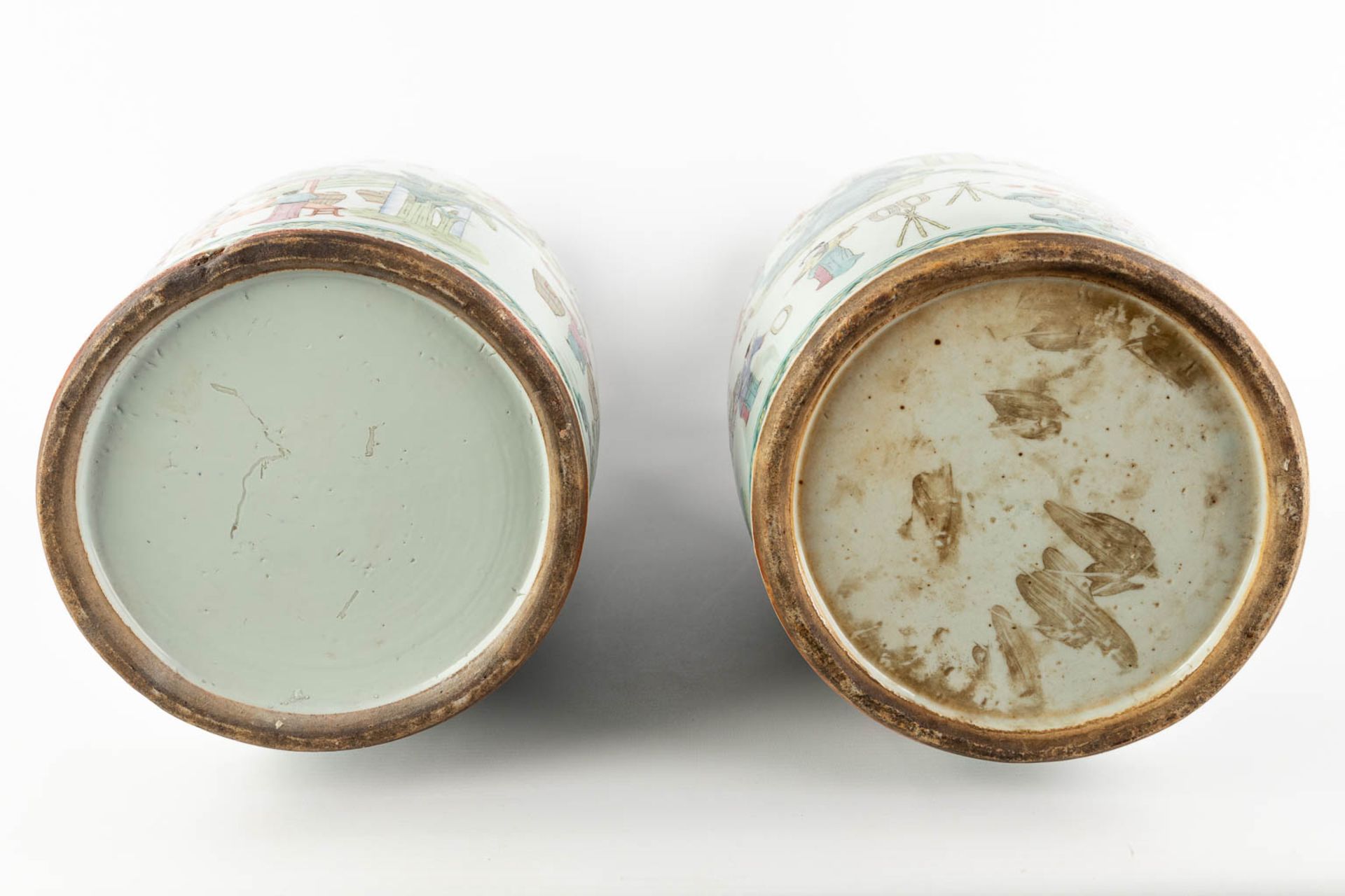 A pair of Chinese Famille Verte vases decorated with workers in the garden. 19th C. (H:59 x D:21 cm) - Bild 6 aus 14