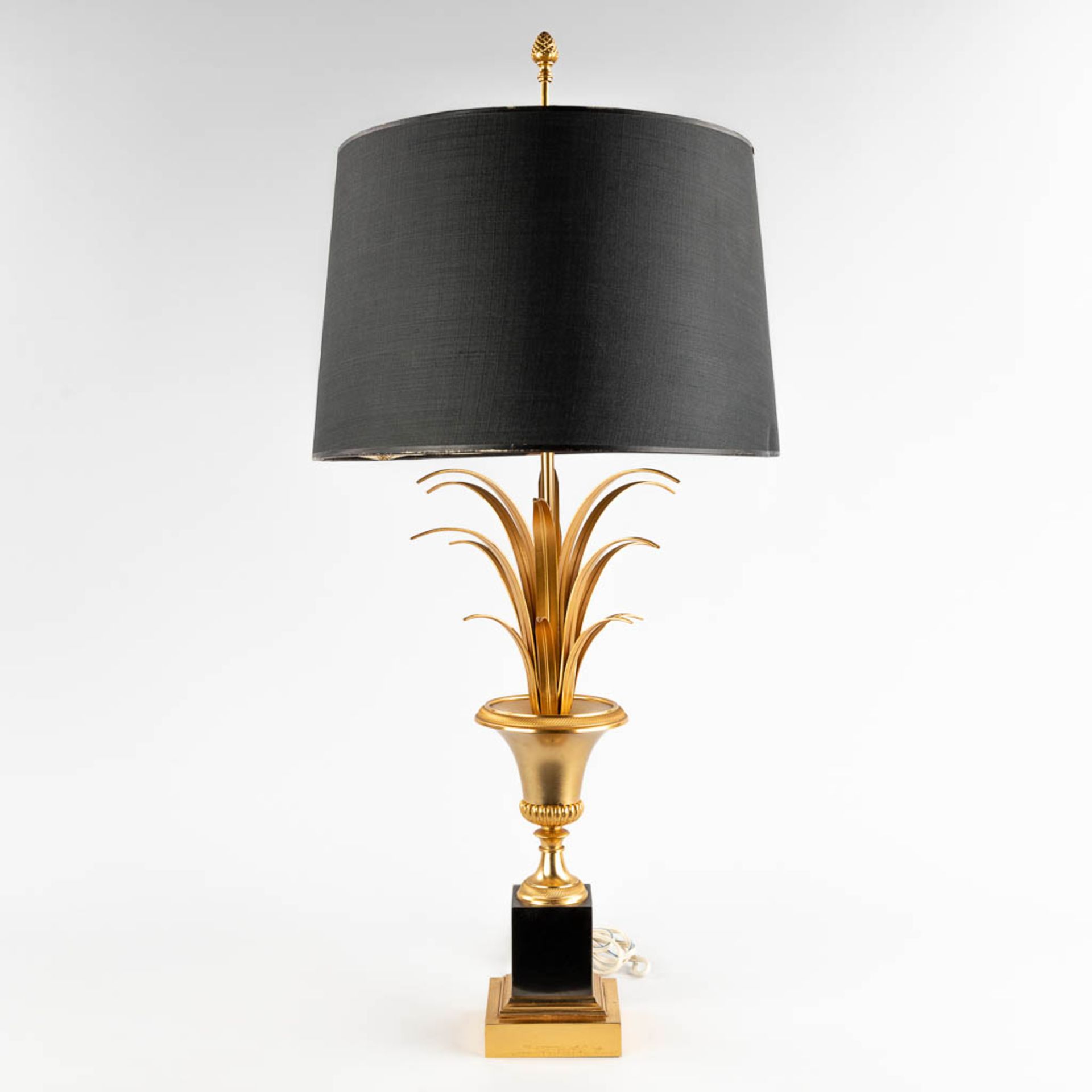 A table lamp, probably made by Boulanger S.A. Hollywood Regency style, 20th C. (H:75 x D:33 cm)