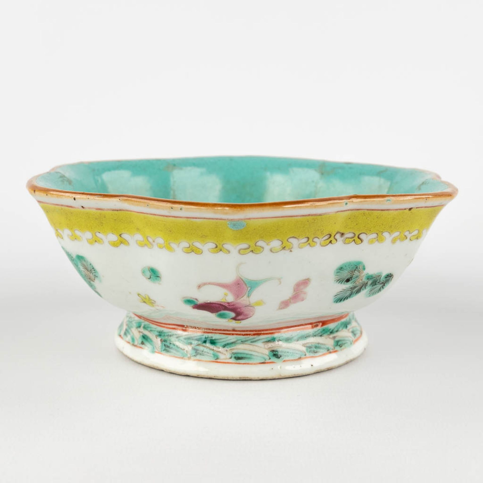 A Chinese bowl decorated with koi, 19th/20th C. (H:6,5 x D:16,5 cm)