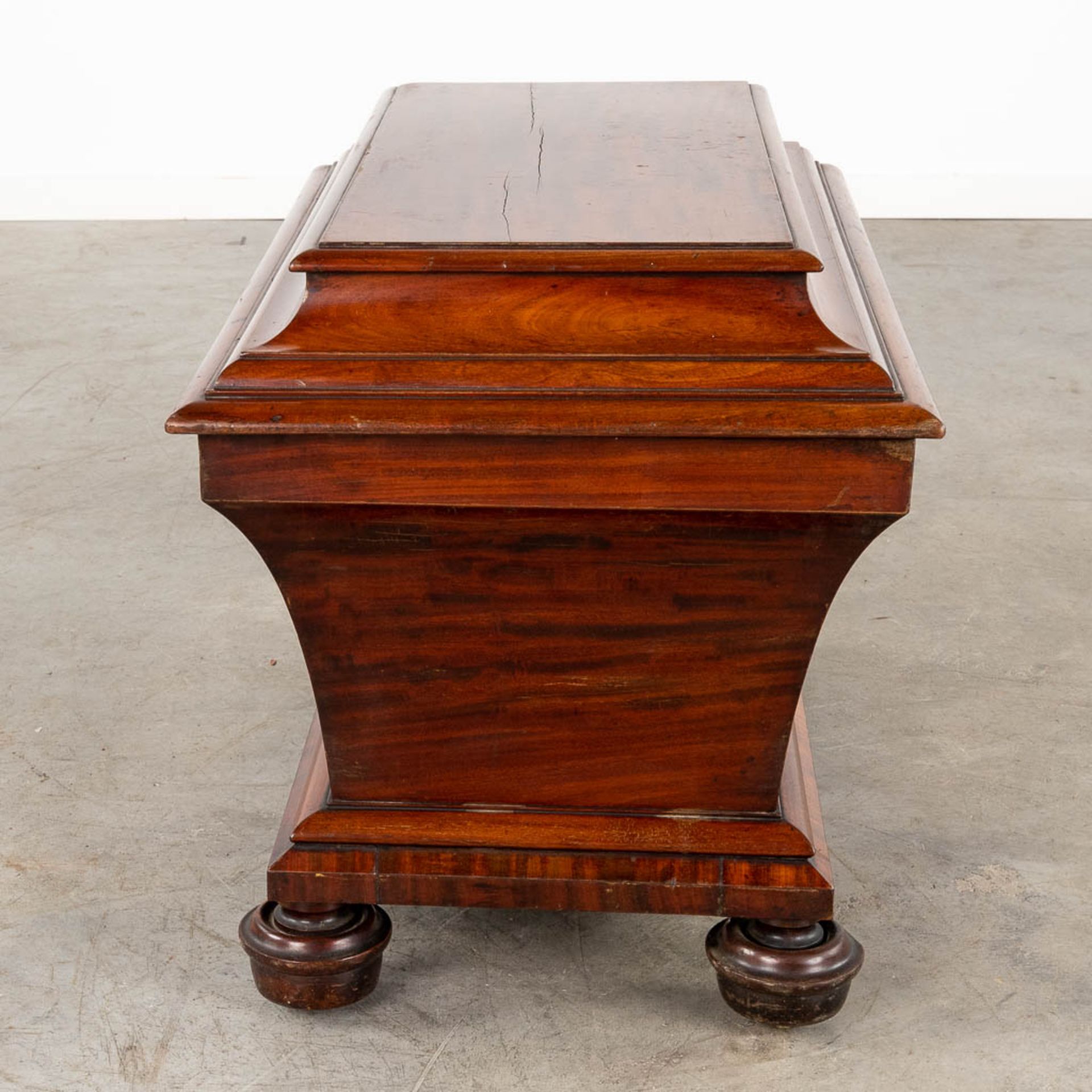 An exceptionally large English Cellarette or Wine Cooler, Mahogany, 19th C. (D:46 x W:79 x H:51 cm) - Image 7 of 13