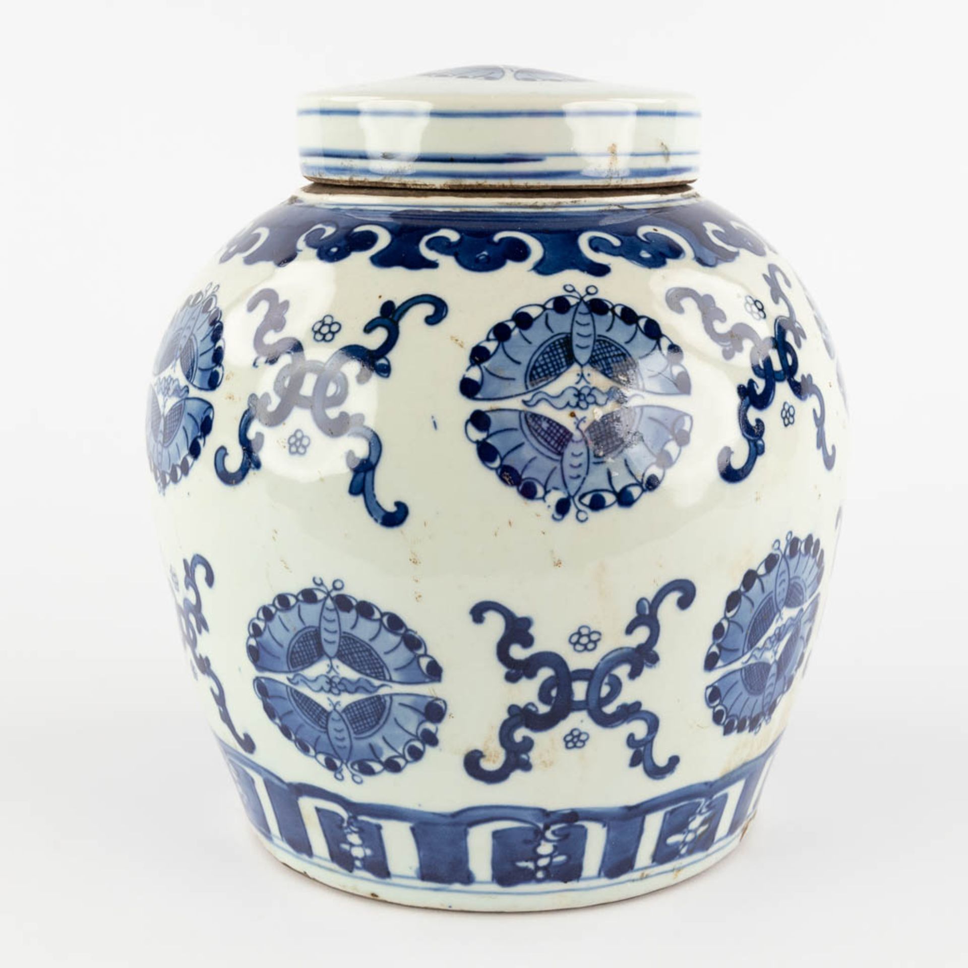 A Chinese ginger jar, decorated with butterflies, export porcelain for the Middle Eastern market. 19 - Bild 5 aus 12