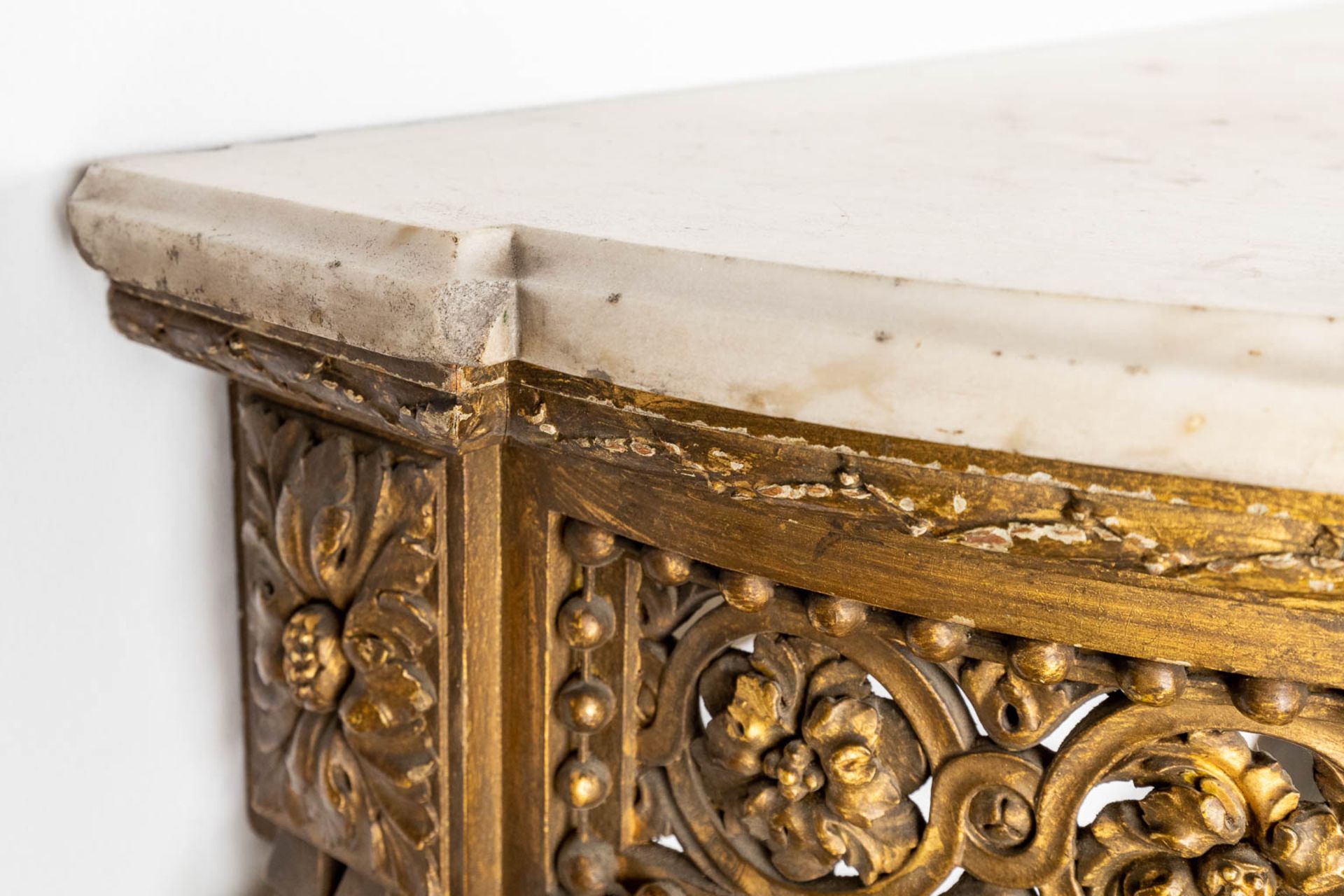 A console table with ram's heads, gilt and sculptured wood and a Carrara marble top. 19th C. (D:41 x - Image 4 of 15