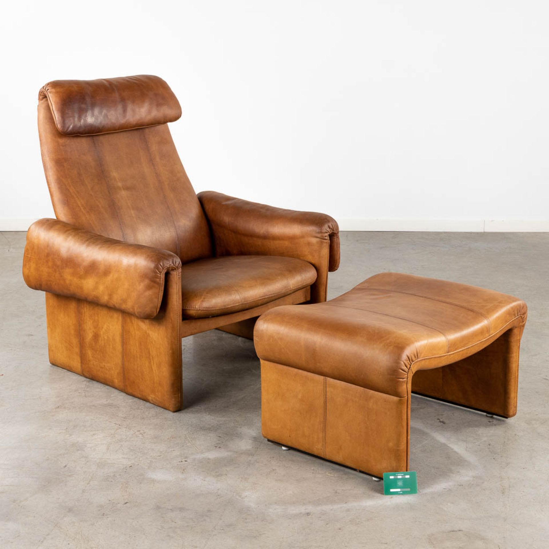 A mid-century lounge chair with ottoman, leather. (D:86 x W:90 x H:96 cm) - Bild 2 aus 15