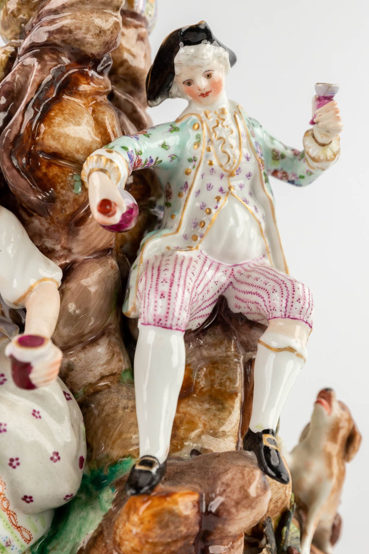 A large polychrome porcelain group with a 'Hurdy Gurdy'. 19th C. (D:22 x W:25 x H:34 cm) - Bild 9 aus 18