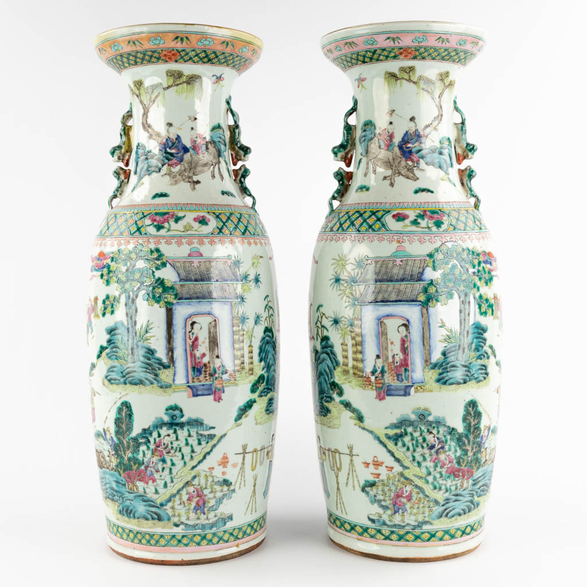 A pair of Chinese Famille Verte vases decorated with workers in the garden. 19th C. (H:59 x D:21 cm) - Bild 4 aus 14