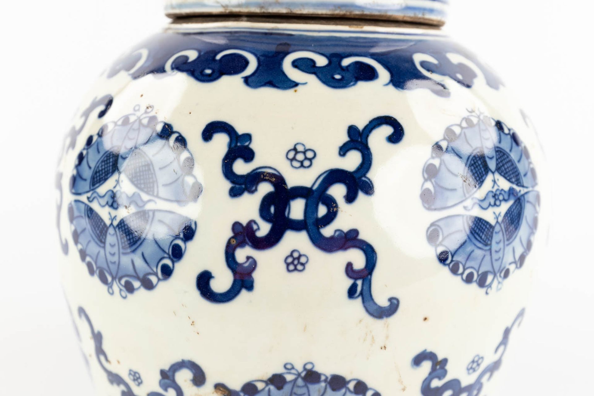 A Chinese ginger jar, decorated with butterflies, export porcelain for the Middle Eastern market. 19 - Bild 11 aus 12