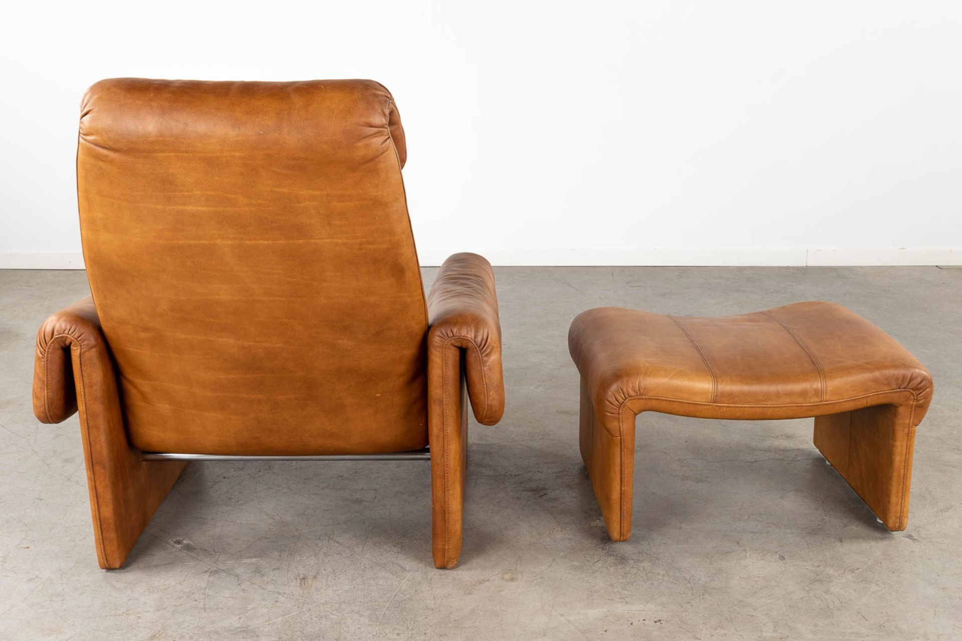 A mid-century lounge chair with ottoman, leather. (D:86 x W:90 x H:96 cm) - Bild 6 aus 15