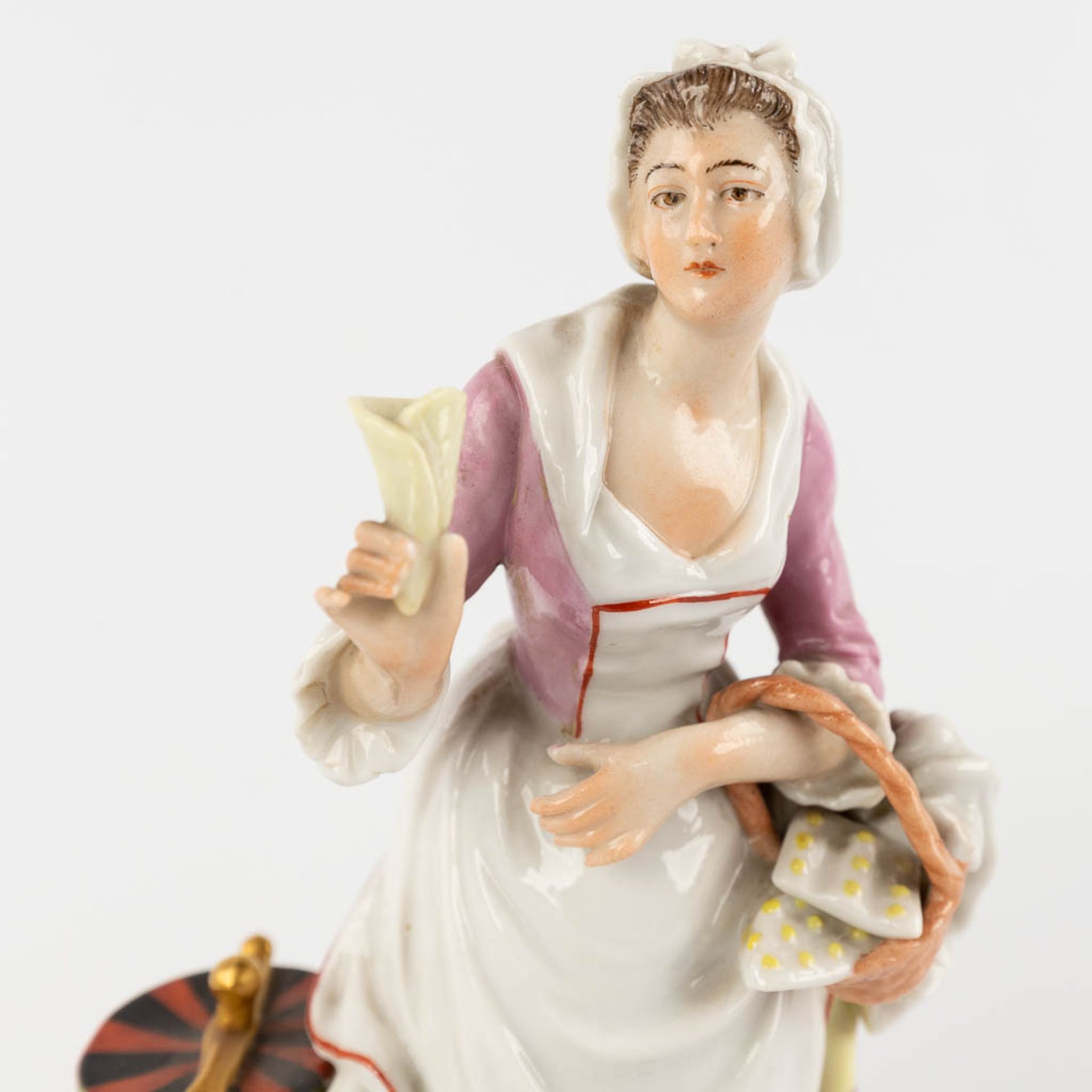 Milan and Ludwigsburg, 2 polychrome porcelain figurines. 19th C. (D:11 x W:12 x H:27 cm) - Bild 11 aus 12