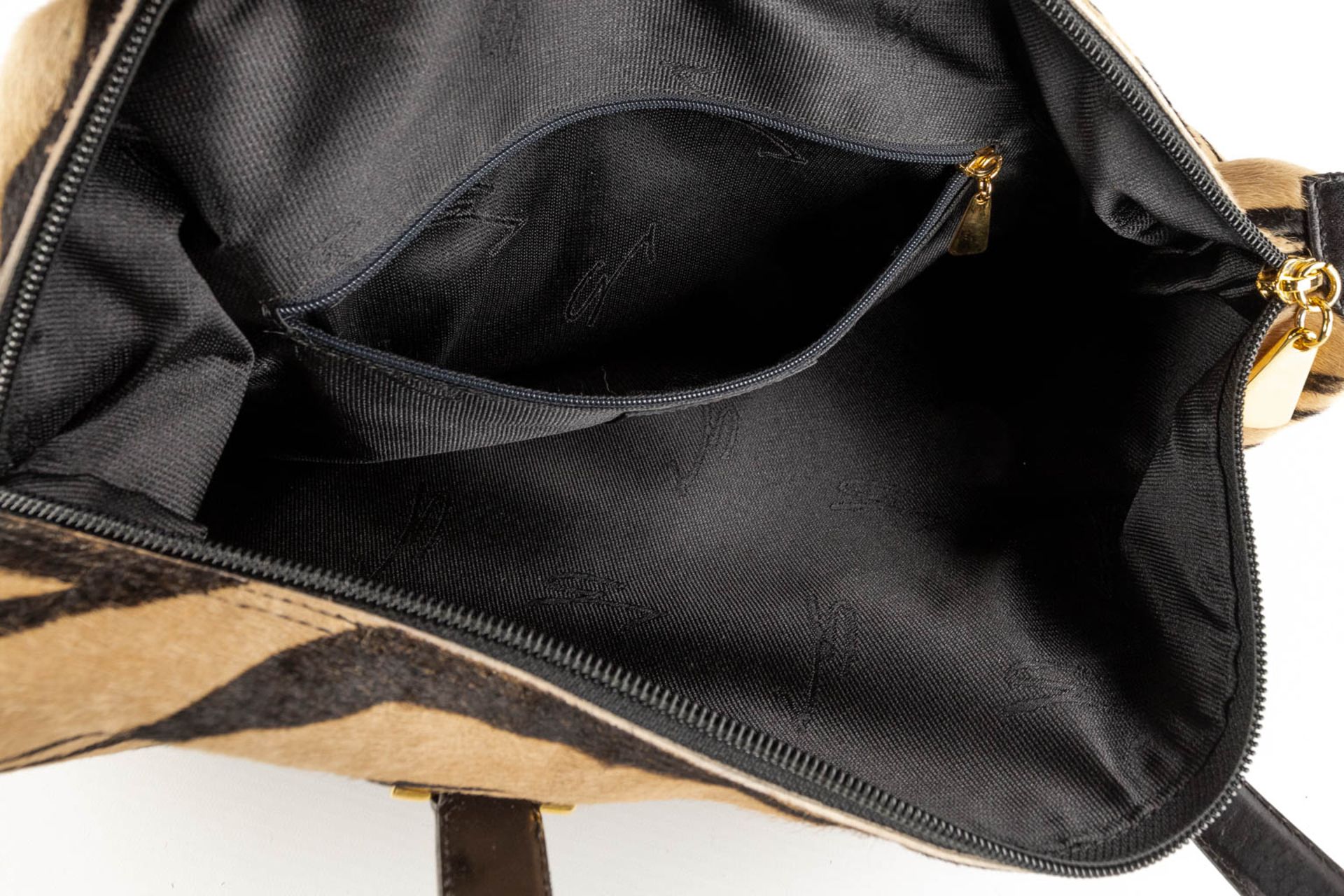 Genny, a handbag made of horse leather. (D:15 x W:32 x H:28 cm) - Bild 16 aus 17
