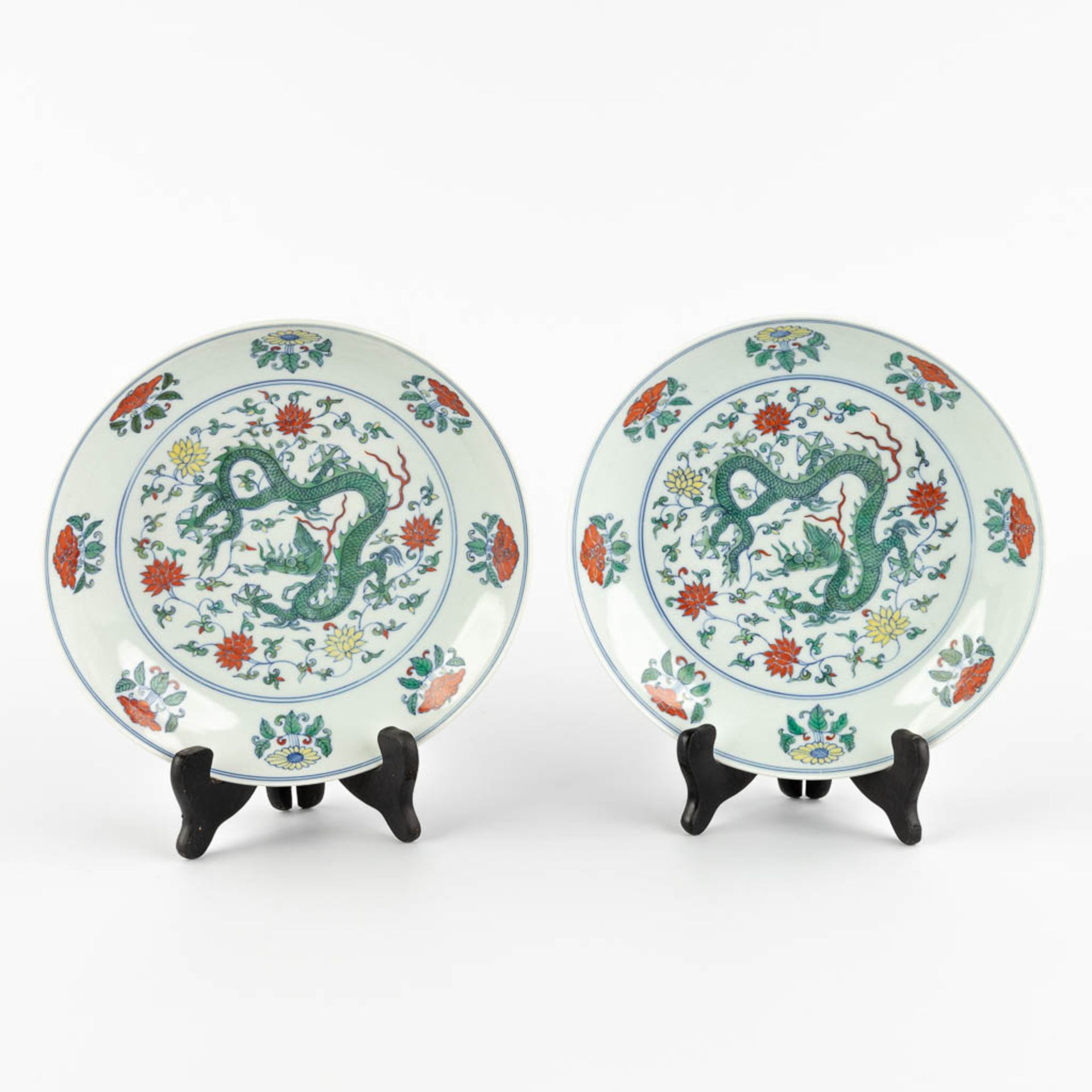 A pair of Chinese famille verte plates with a dragon decor. 20th C. (D:21 cm)